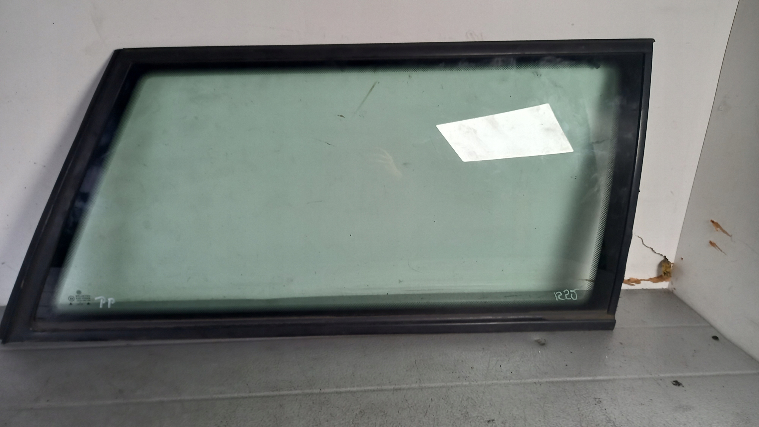 SZYBA KAROSERYJNA PRAWA VW PASSAT B5 KOMBI 98R