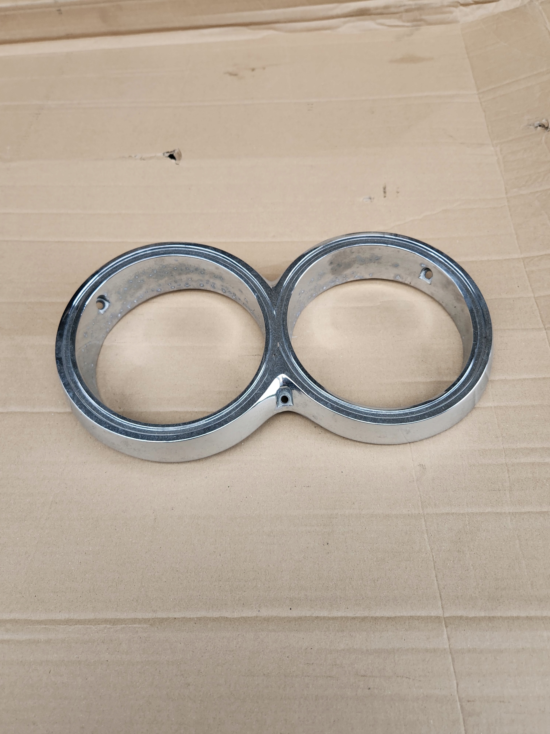 RAMKA LEWA LAMPY CHROM CHRYSLER 300K 1964 2276465