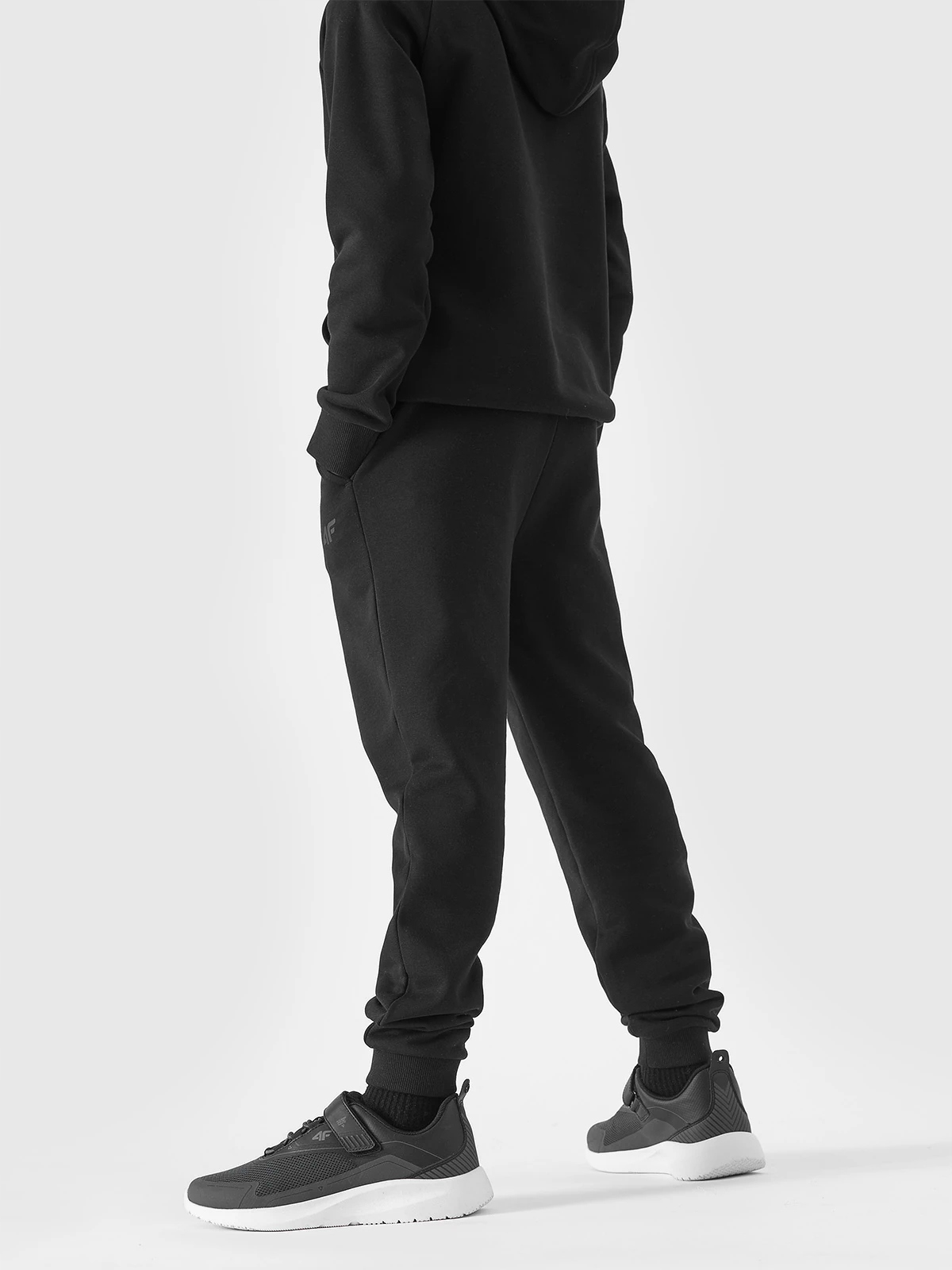 4F SPODNIE DRESOWE CHŁOPIĘCE JOGGERY DRESY SPORTOWE DZIECIĘCE SS24 Kod producenta TTROM591