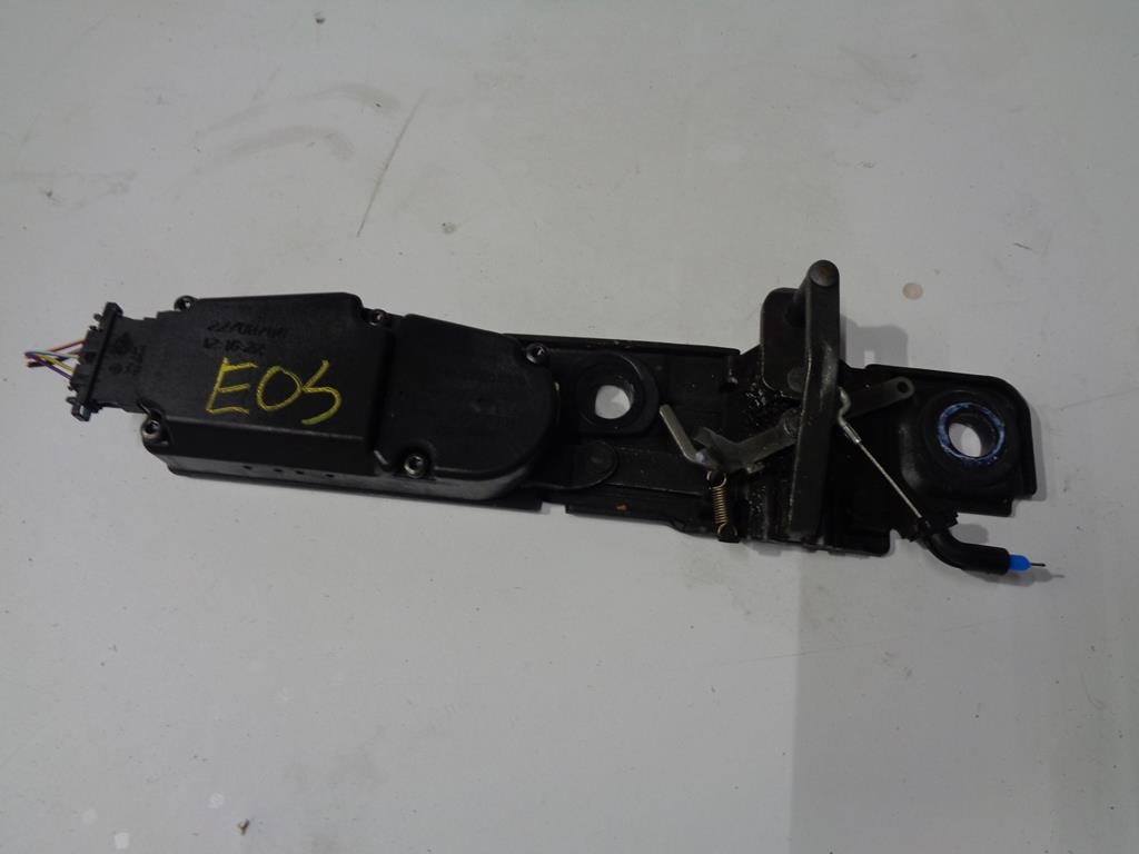 ZAMEK KLAPY TYŁ 1Q0827383B VOLKSWAGEN EOS