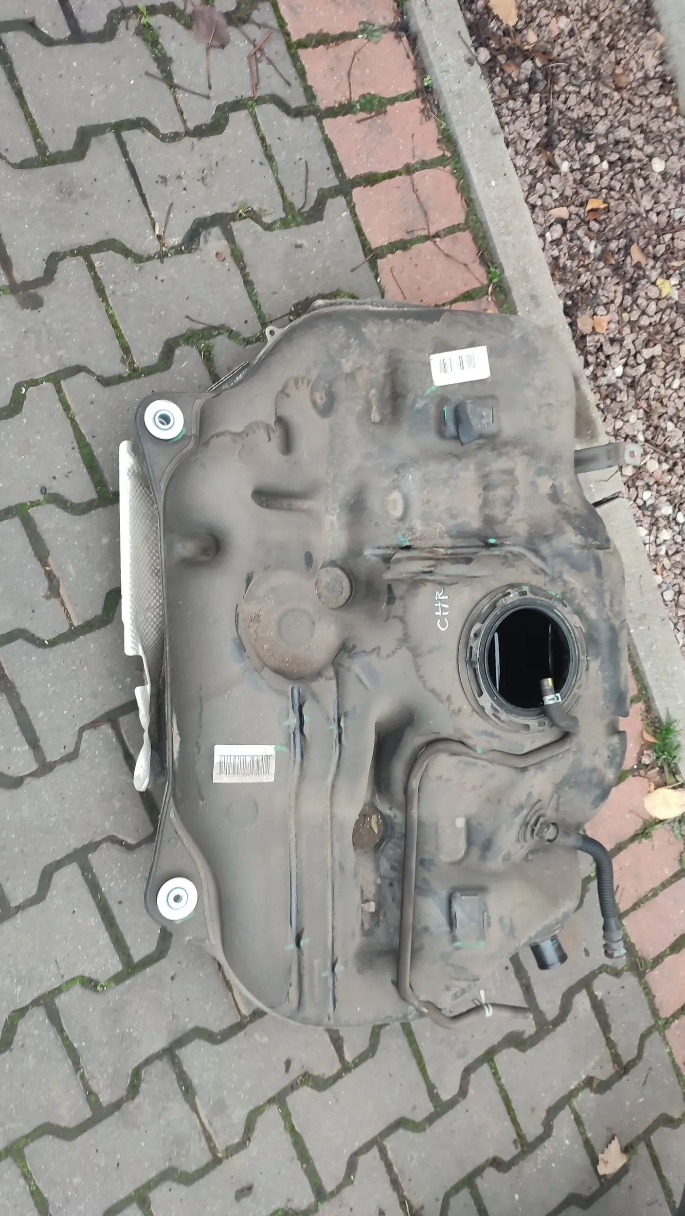 Toyota C-HR und 1.2 19r tank