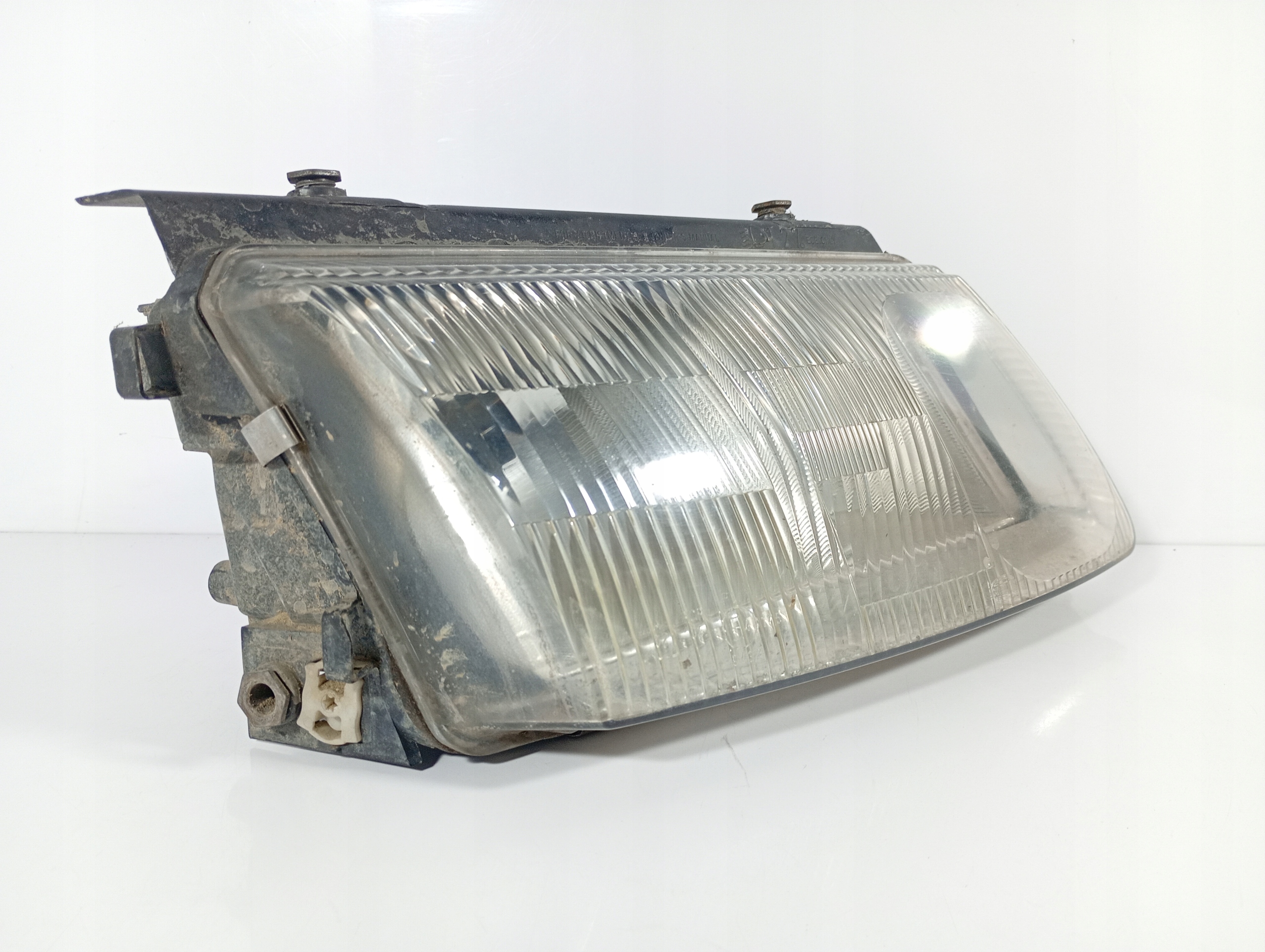 VW PASSAT B5 FL 00-05 REFLEKTOR light right front front OE 14742600