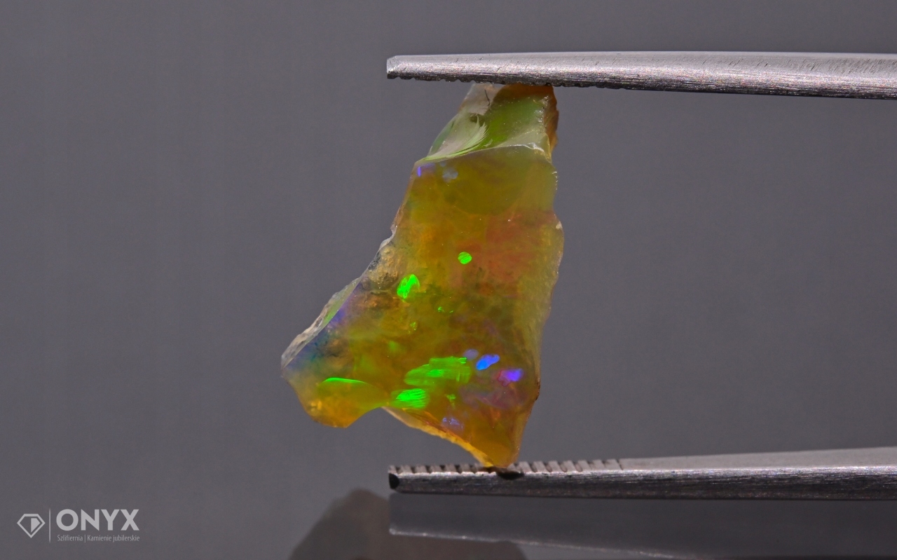 Opal z Etiopie hrudka 15x10 mm