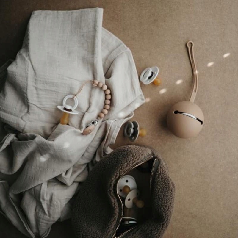 Mushie Etui na Smoczek Kula Ball - Pale Taupe Natural Materiał silikon