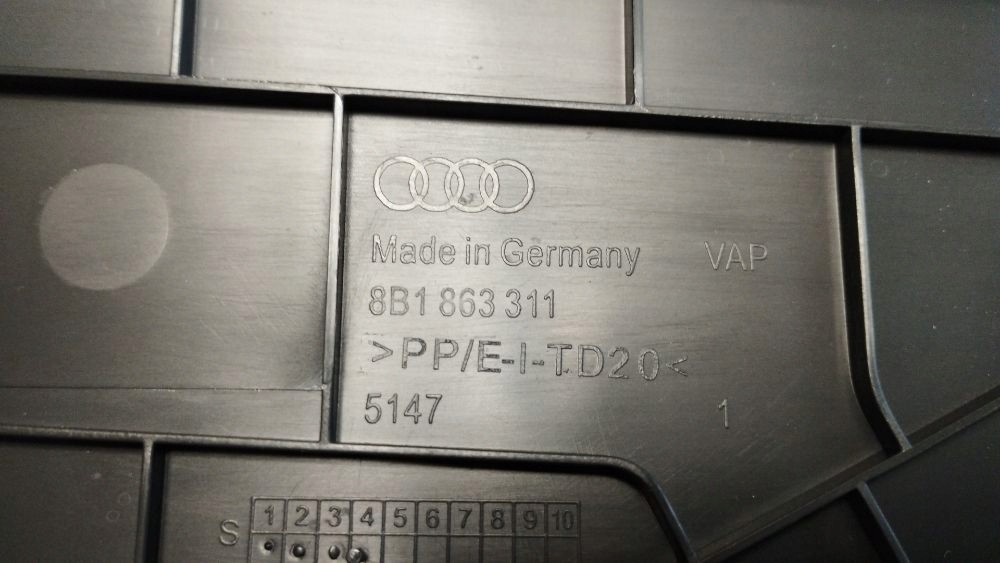 Audi A5 B10 Blende Abdeckung TUNELU links 8B1863311