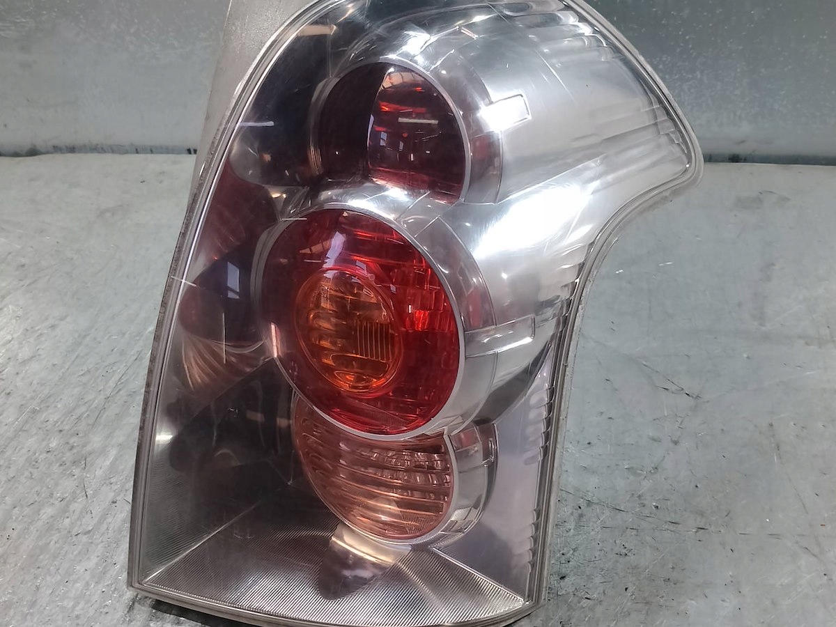 LAMPA TYLNA PRAWA TOYOTA COROLLA VERSO II 0F-01