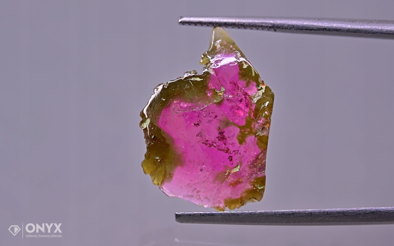 Turmalín nepravidelná deska 18x13 mm