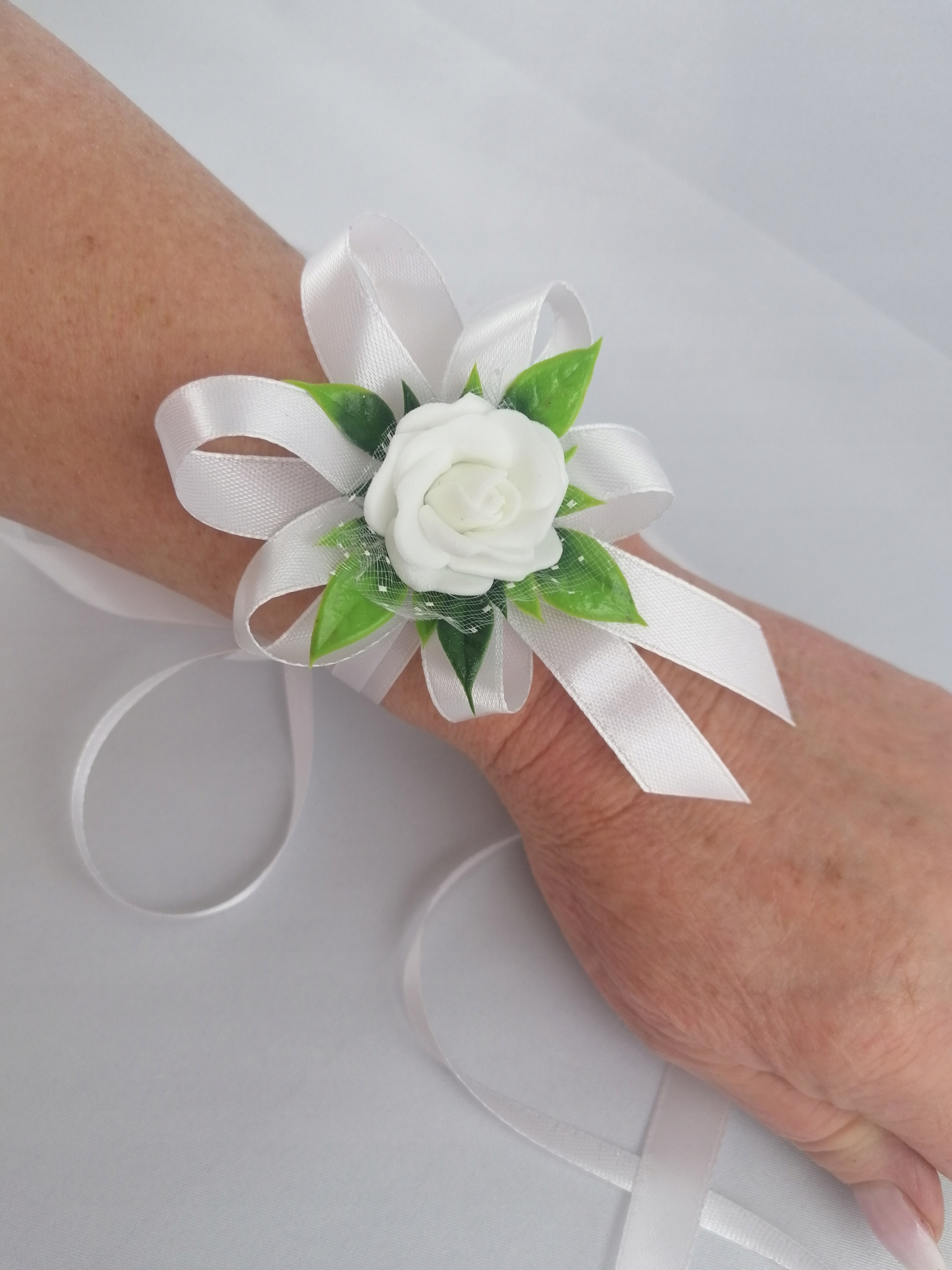 KOTYLION BUKIECIK NA RĘKĘ KORSARZ ŚLUB STUDNIÓWKA Kolor dominujący biały