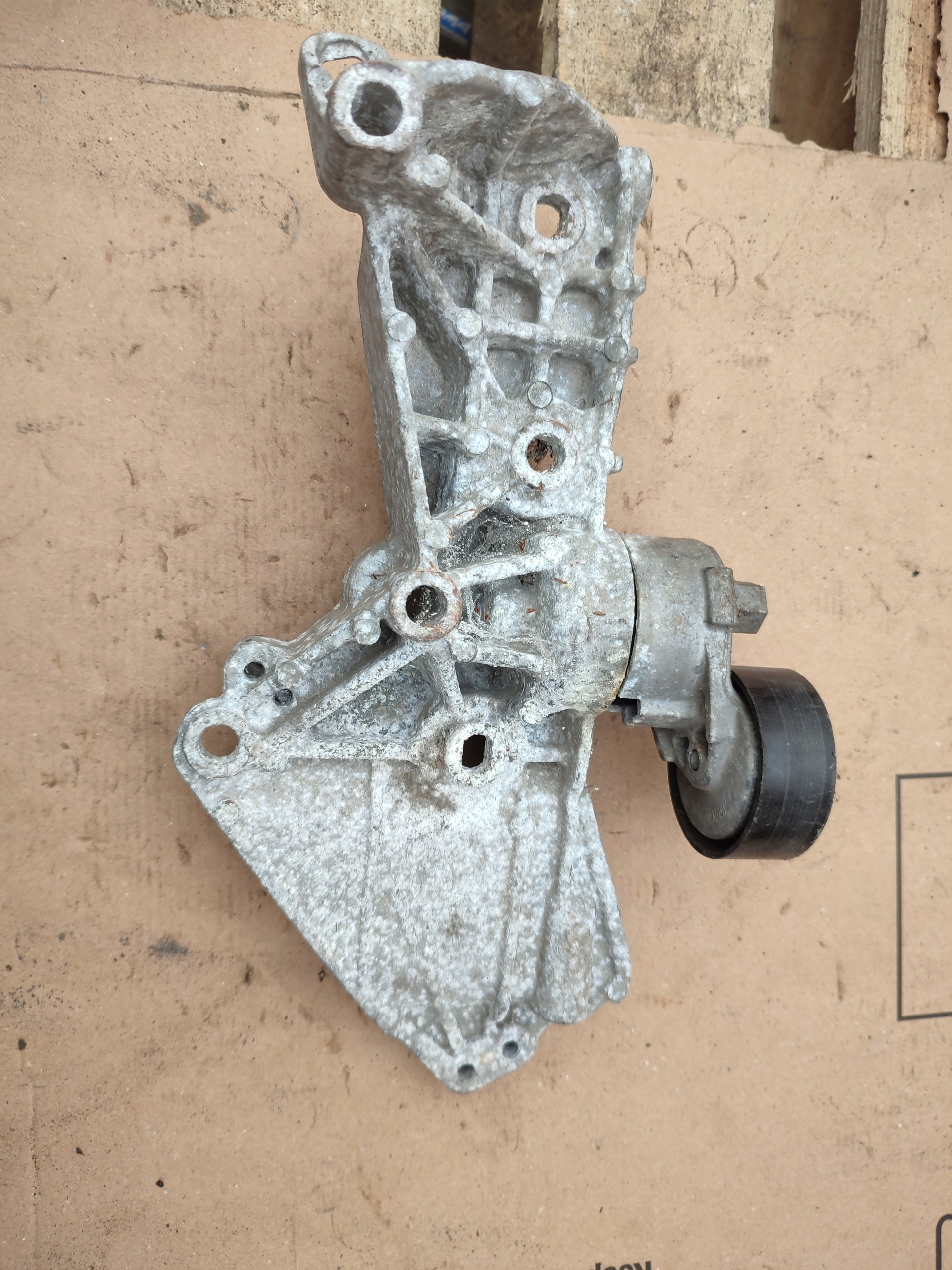 support holder alternator RENAULT TWINGO II 8200689495
