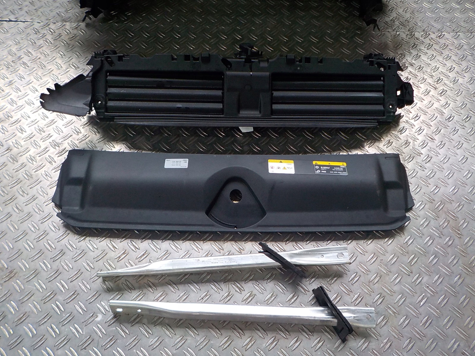 AUDI A4 B9 8W LIFT 20- PAS PRZÓD PRZEDNI CHŁODNICE Numer katalogowy części 8W0807113 8W0807081 8W0807298