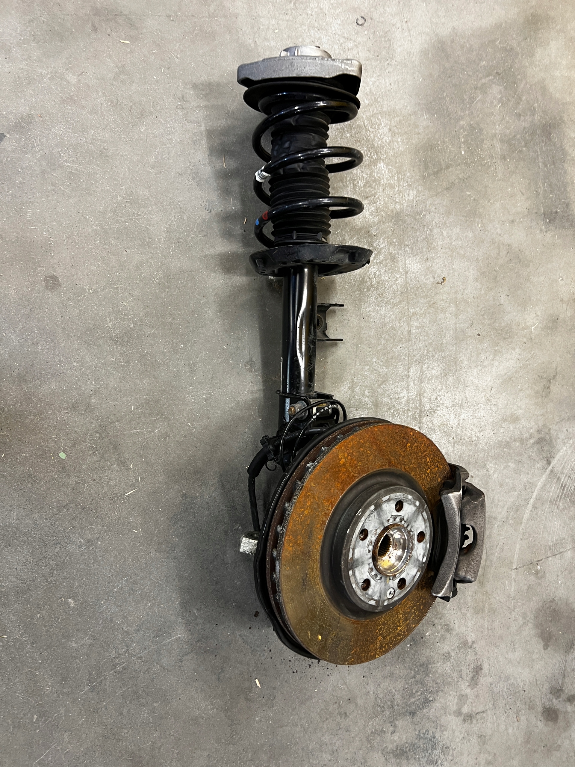 НОГА АМОРТИЗАТОР ЦАПФА ПІДВІСКА ПЕРЕД ПРАВИЙ ІНФІНІТІ Q30