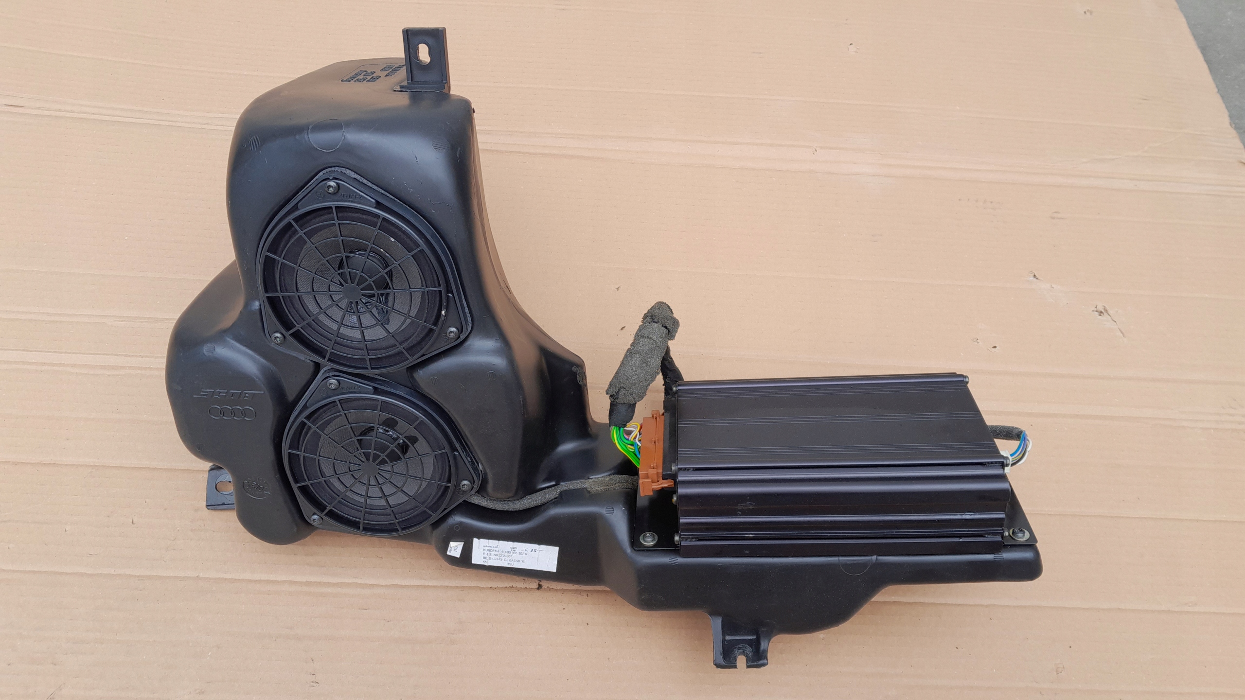 Сабвуфер BOSE AUDI A6 C5 седан 4b5035382a
