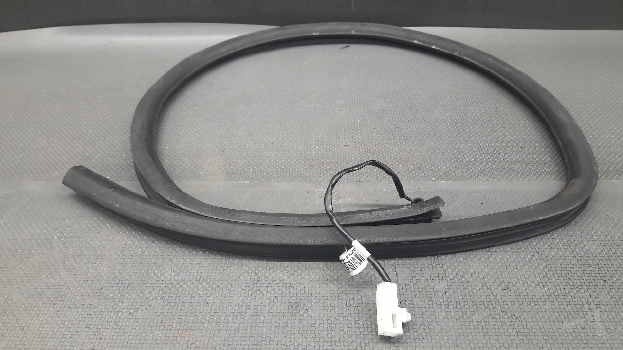 Уплотнитель двери правый передний FIAT STILO 3D 02-06r