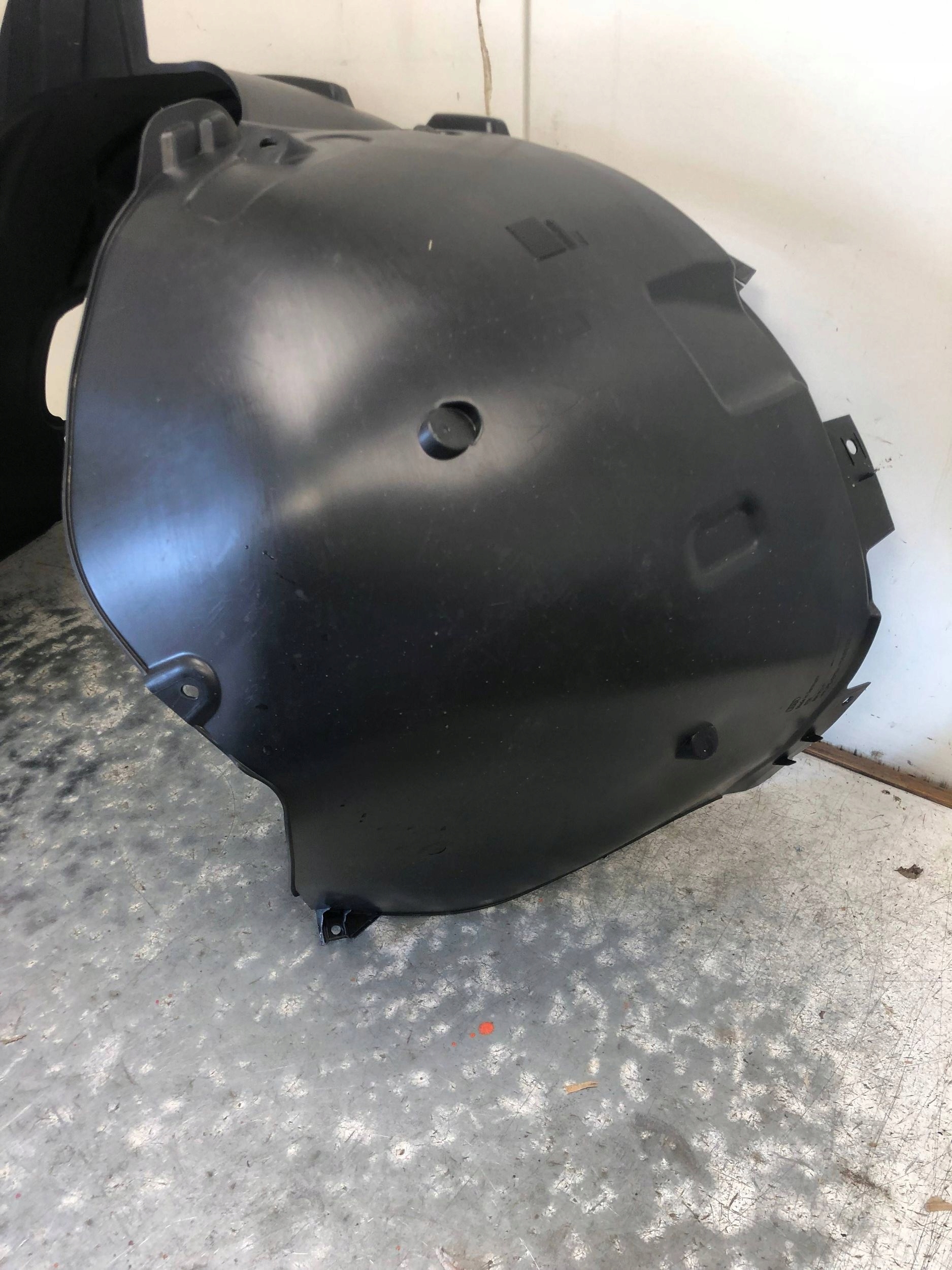 podblatník levý předek AUDI Q2 81M 81M821171