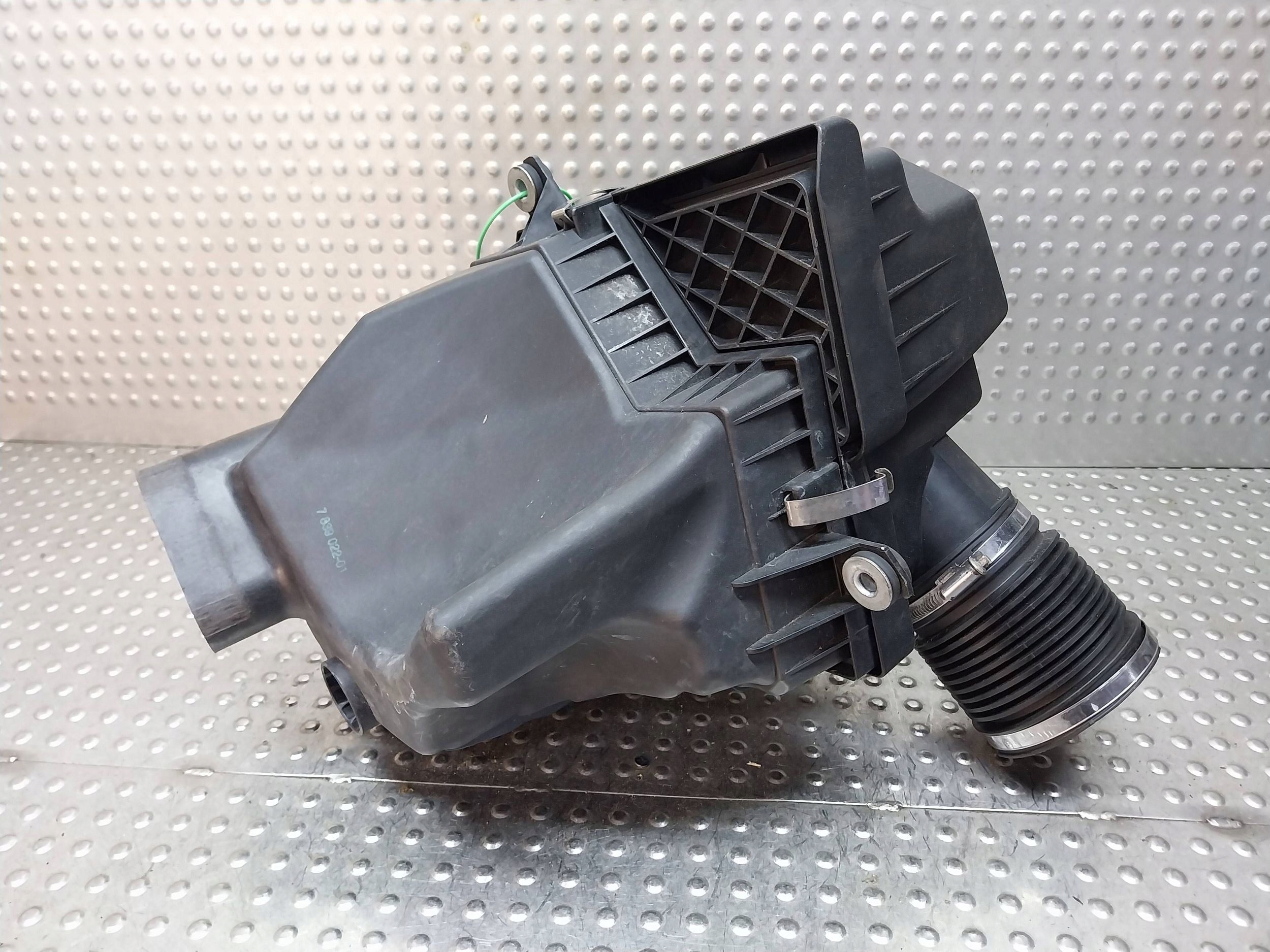 cover of a filter, air left 7839022 BMW M5 E60 E61 M6 E63 E64