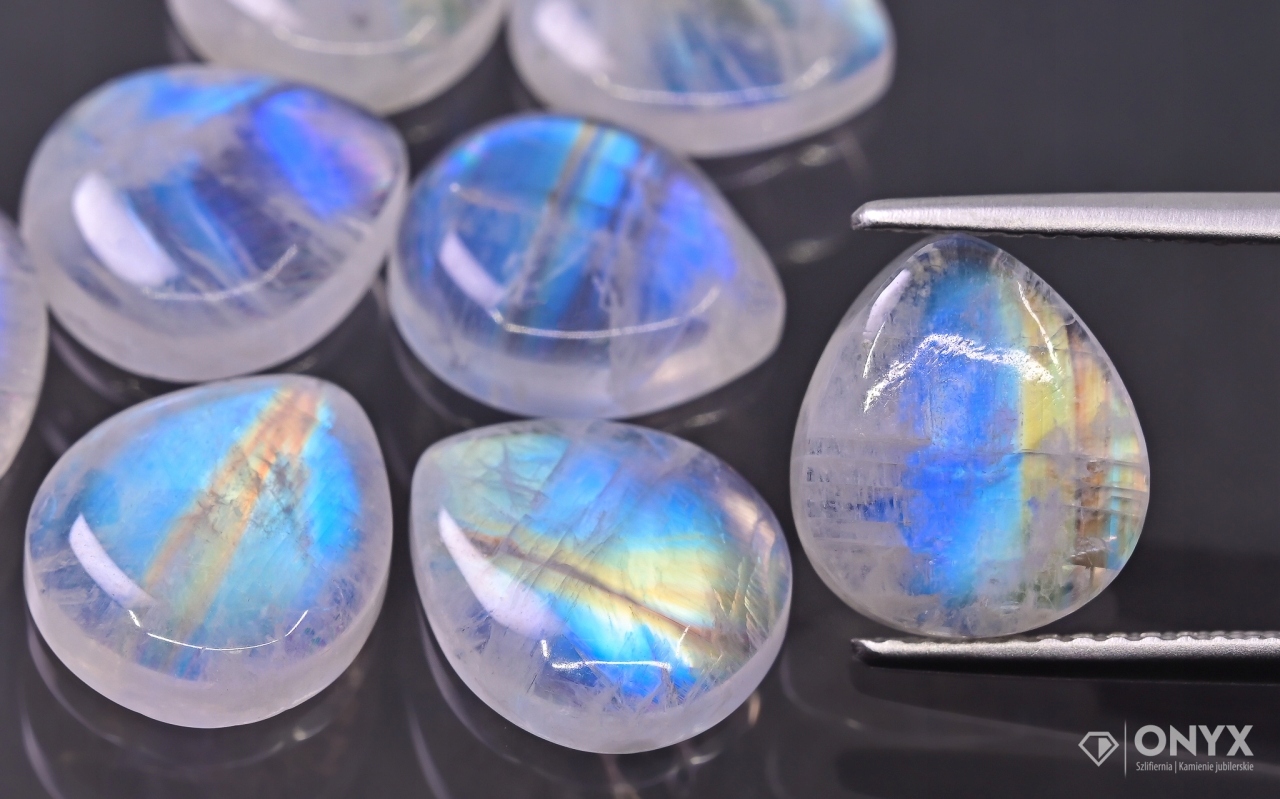 Měsíční kámen A mělká slza 10,5x9mm