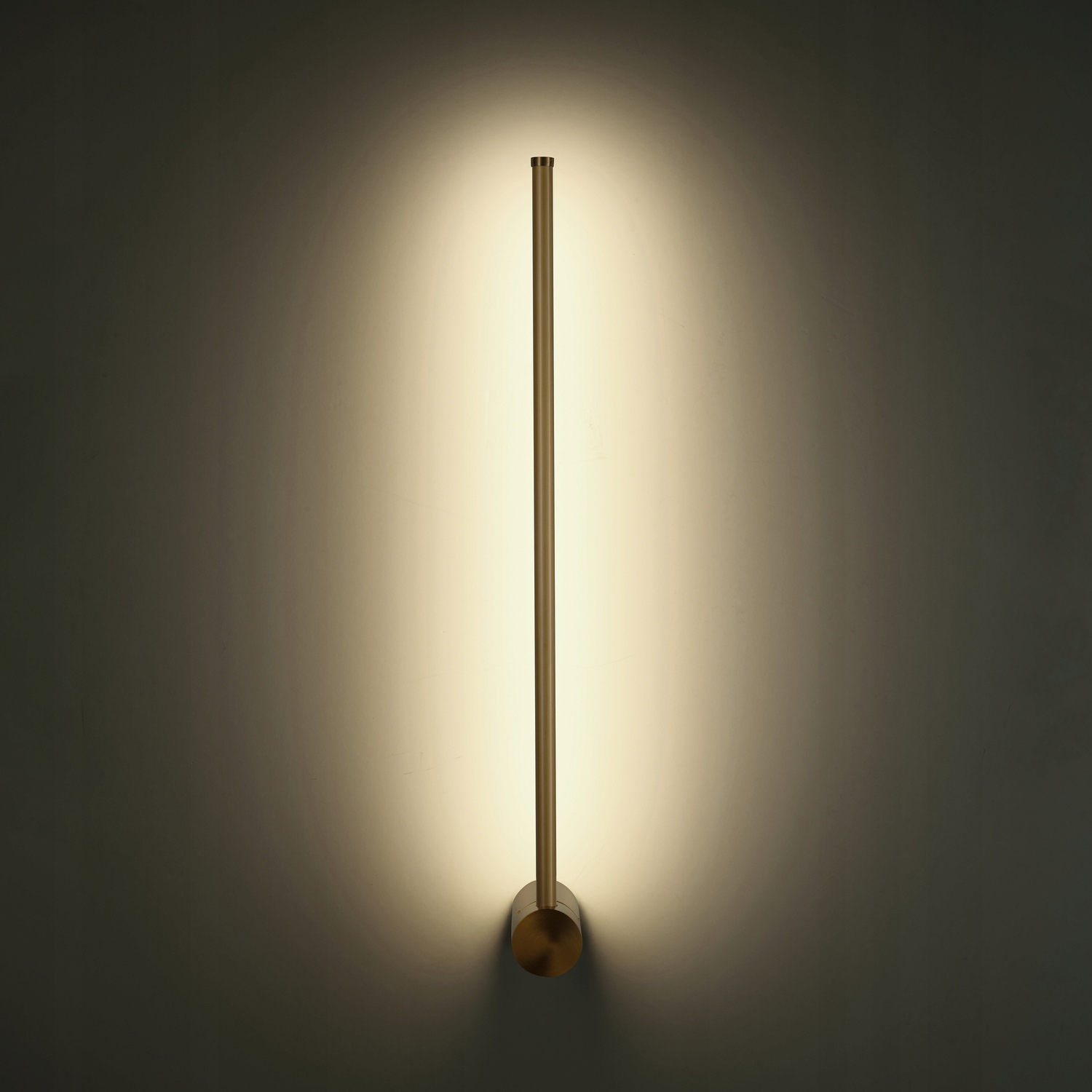 Zlatá krásna nástenná lampa Sparo svietiaca na stenu pri zrkadle do chodby