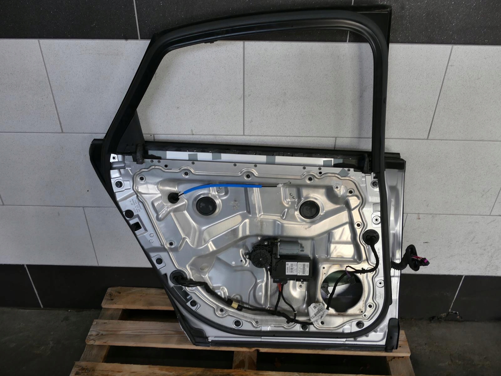 AUDI A8 D3 and LIFT door left rear part rear. LY7W