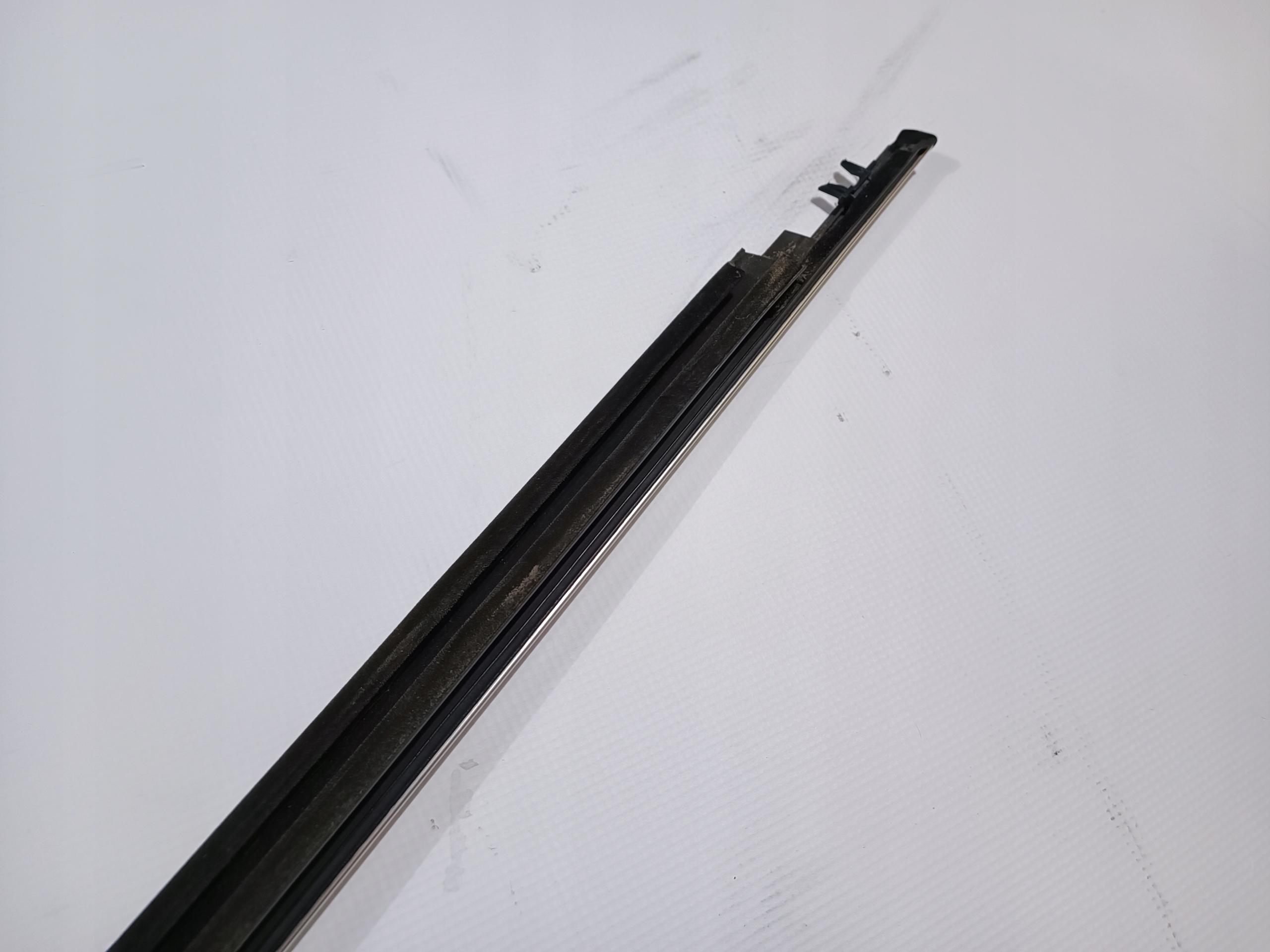 moulding dust door left front chrom Ford Flex