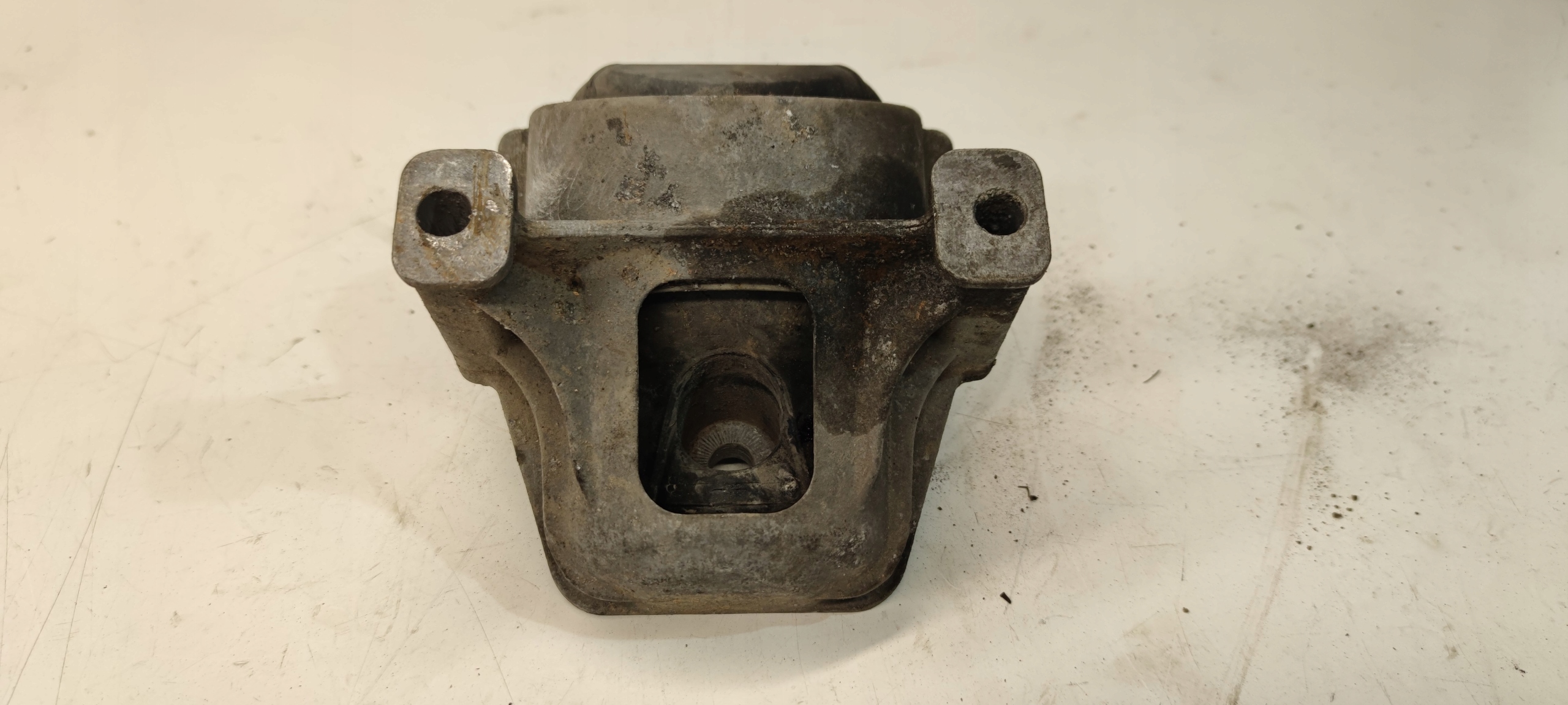 engine mount L P AUDI A4 B8 A5 8T 8K0199381KA