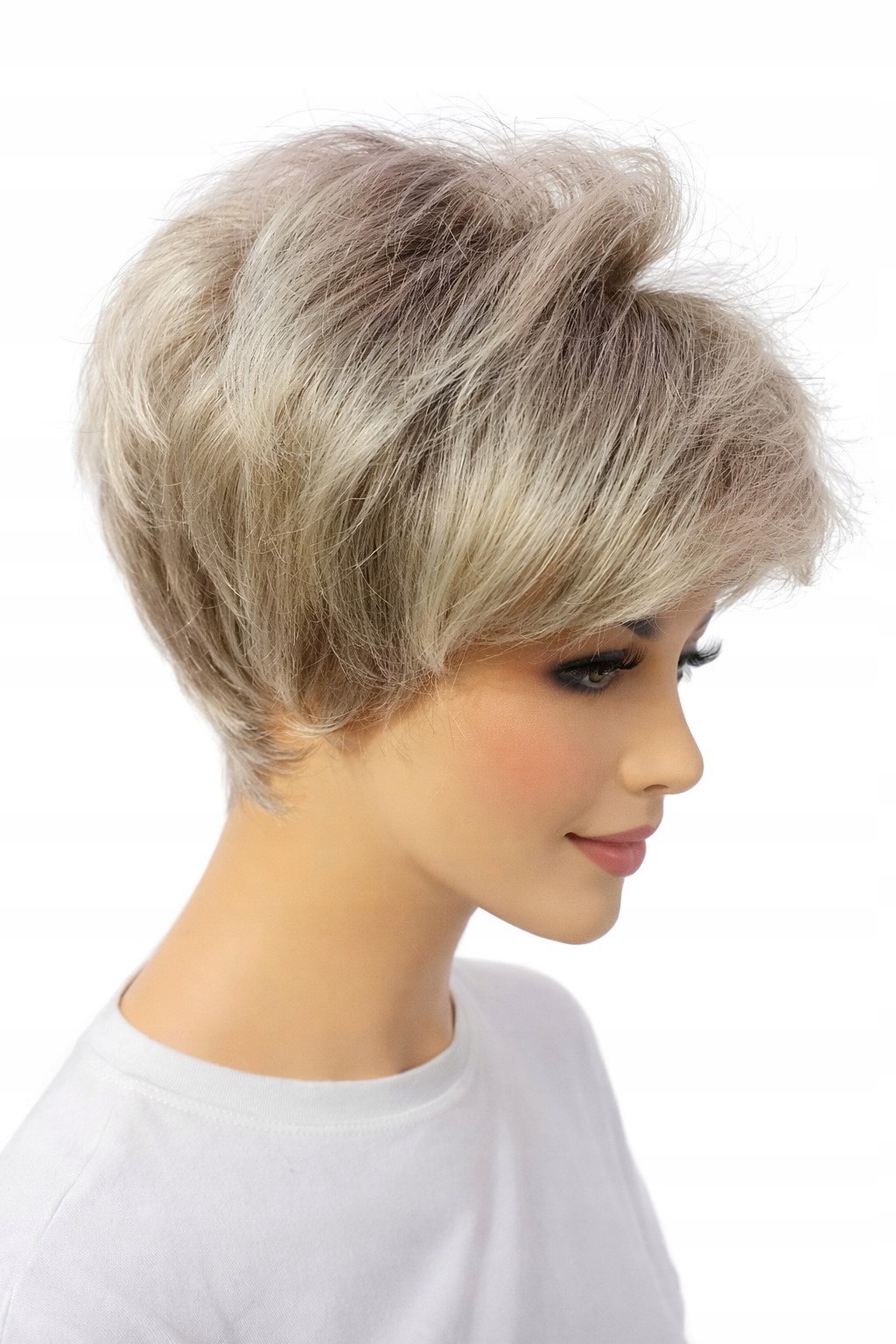 Paruka Mila blond světle popelavý refl. krátký účes-Nessaja wigs shop