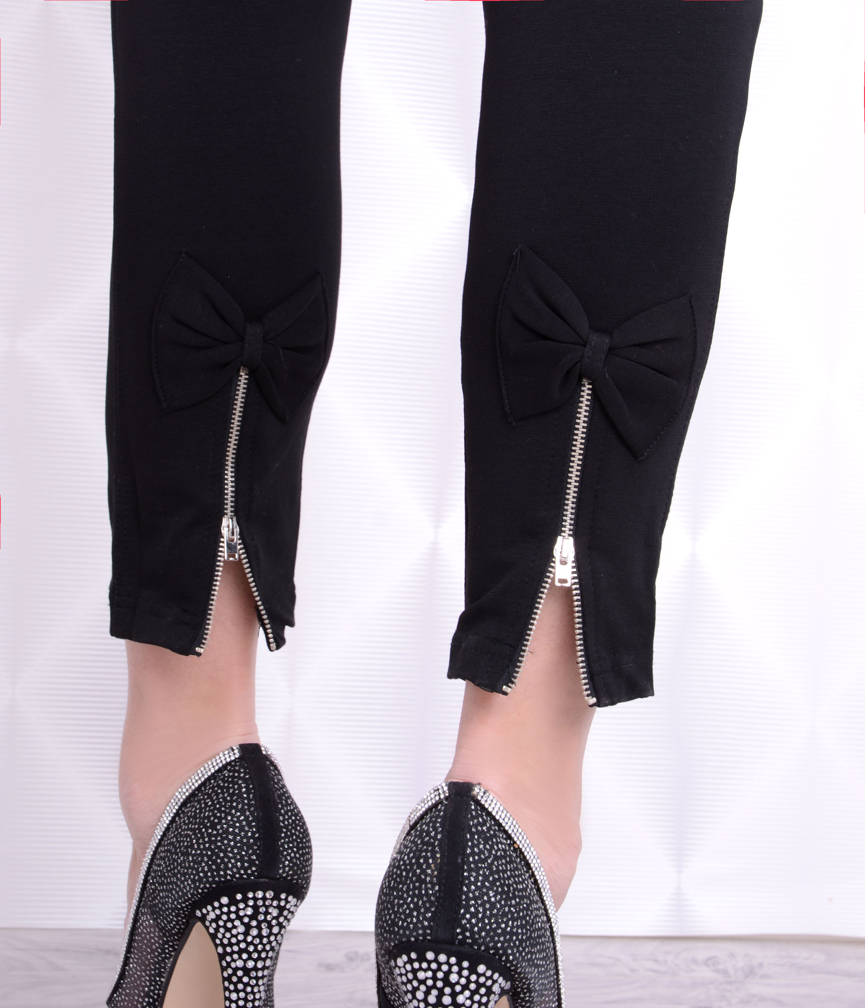 WYJĄTKOWE SPODNIE DAMSKIE Z SEXY KOKARDKAMI NA YLE NIGAWKI CUDNY ZAMEK 334 Kolor czarny