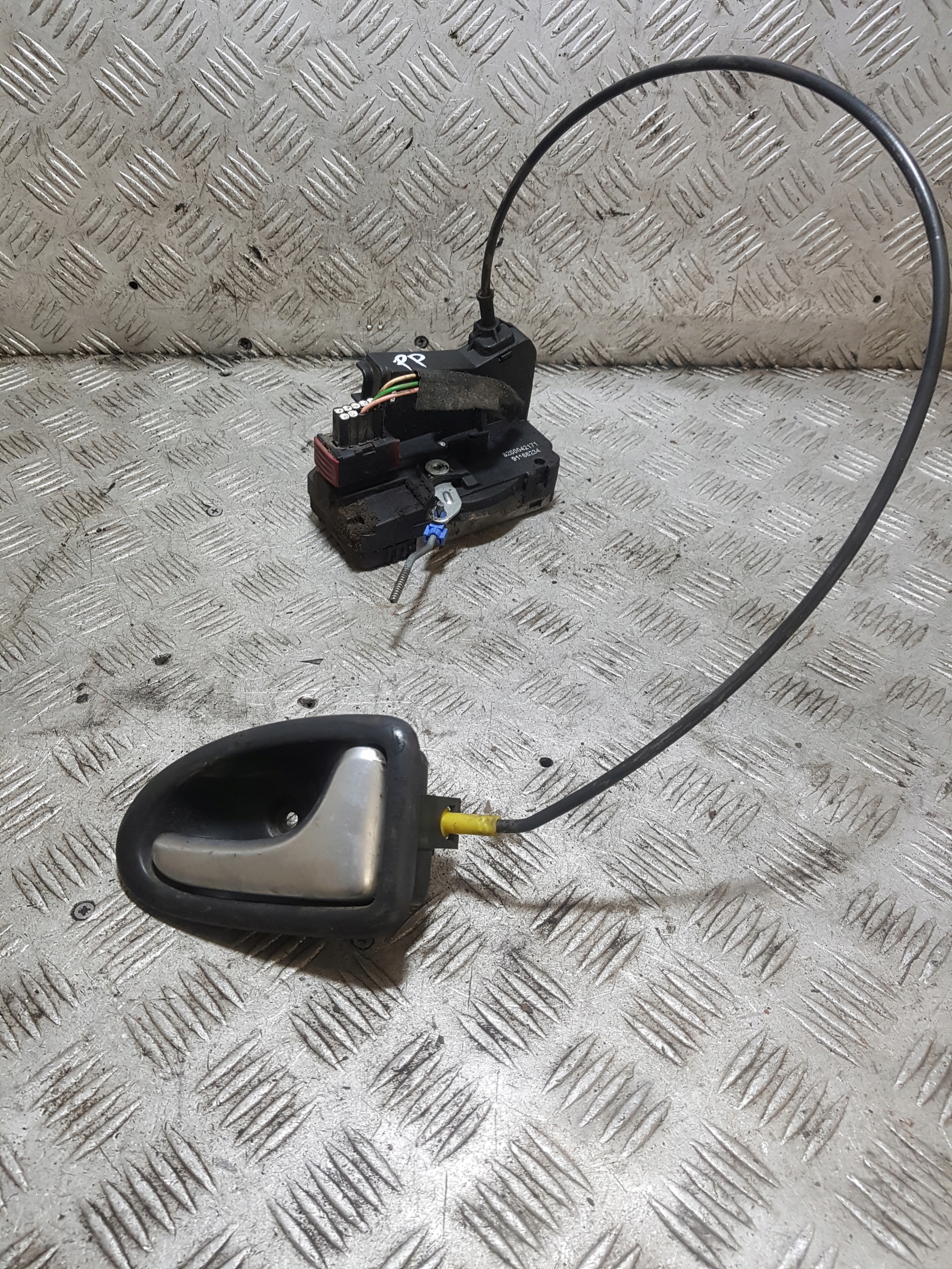 lock door right front NISSAN PRIMASTAR 3 PIN 8200042171