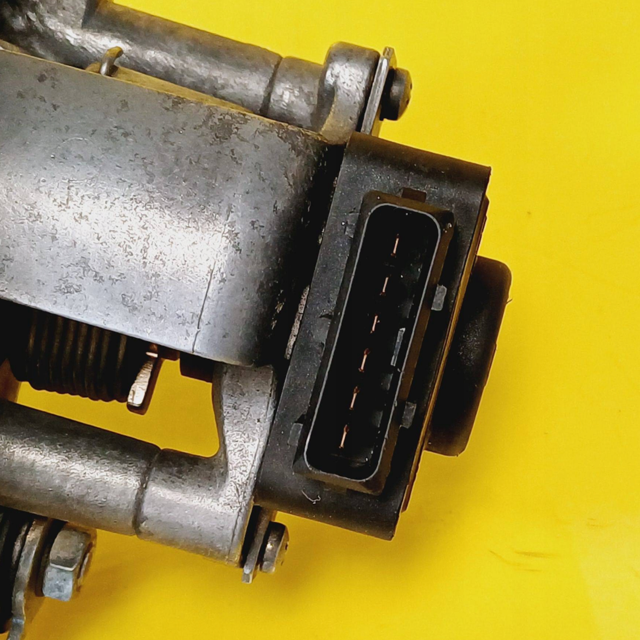ДРОССЕЛЬНАЯ ЗАСЛОНКА 100 C4 90-94 A8 D2 3,7 V8 4,2 оригинал