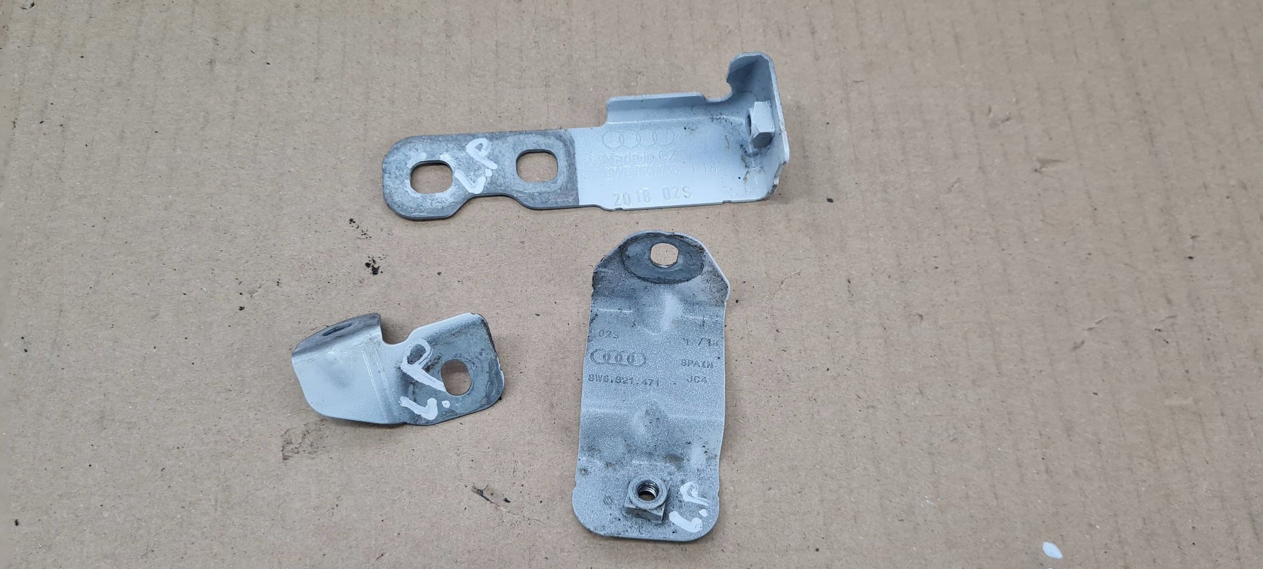 S5 8W A5 bracket holder of a fender left left front LY9C 8W6821433