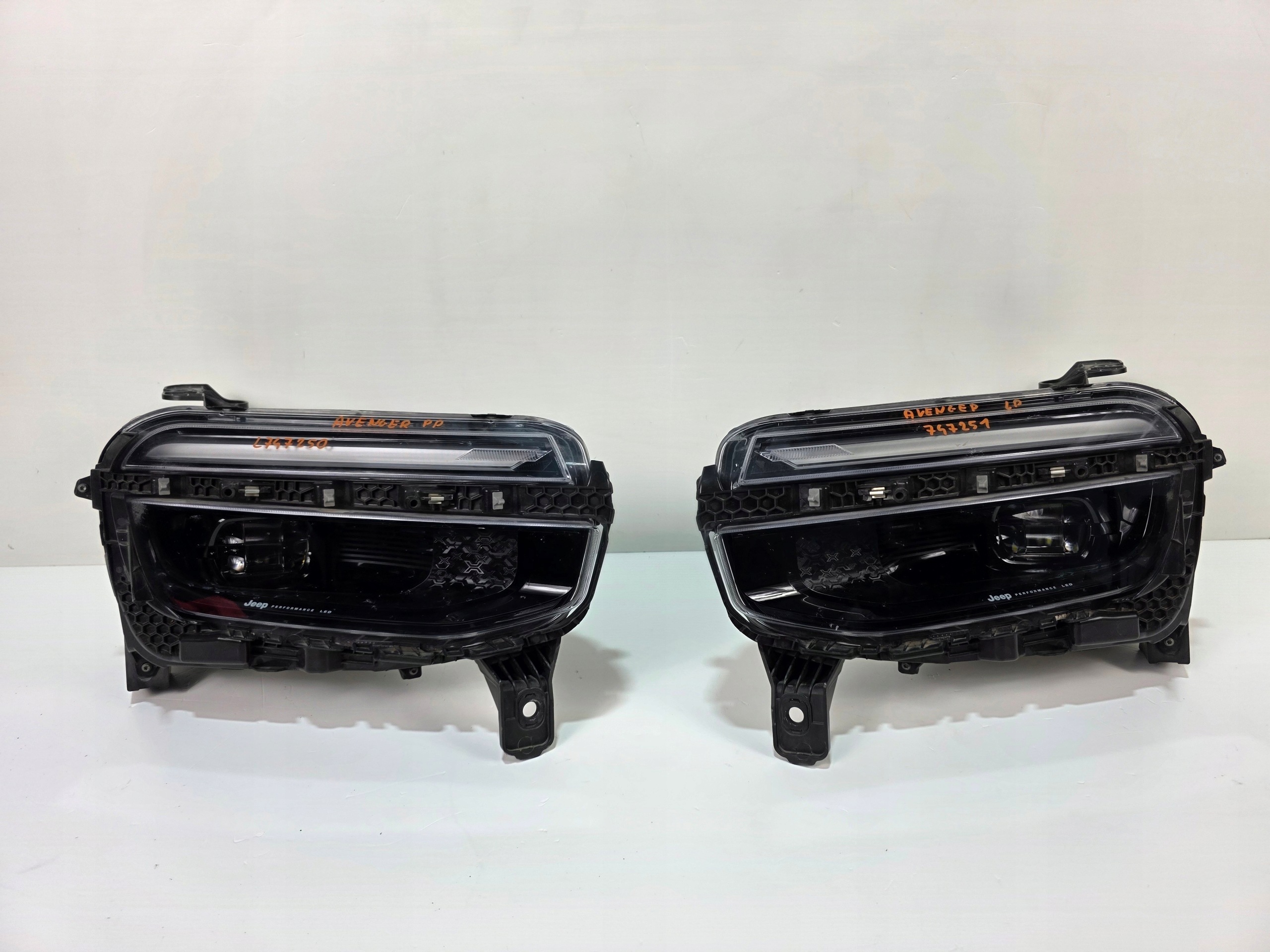 lights front FULL LED JEEP AVENGER L747251 L747250