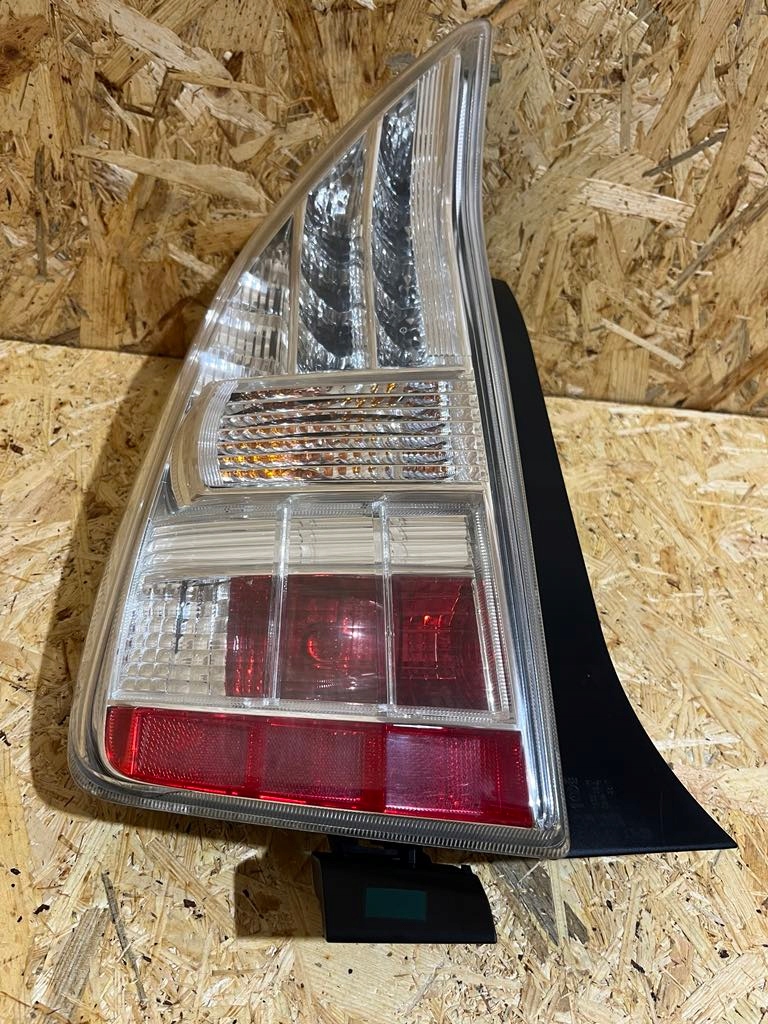 фонарь левый TOYOTA PRIUS III 2009- XW30 европа оригинал