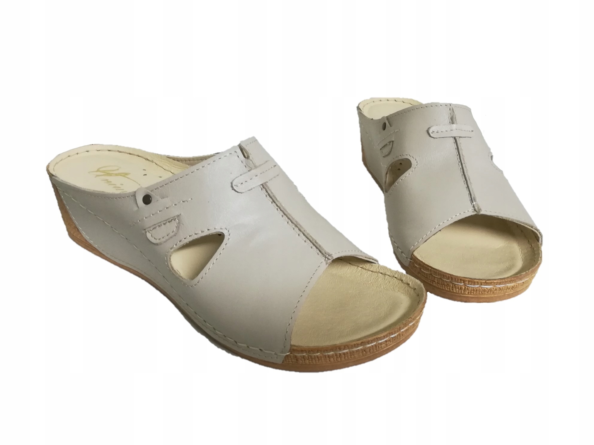 

74. Uniwersał obszywane klapki na koturnie s. nat.