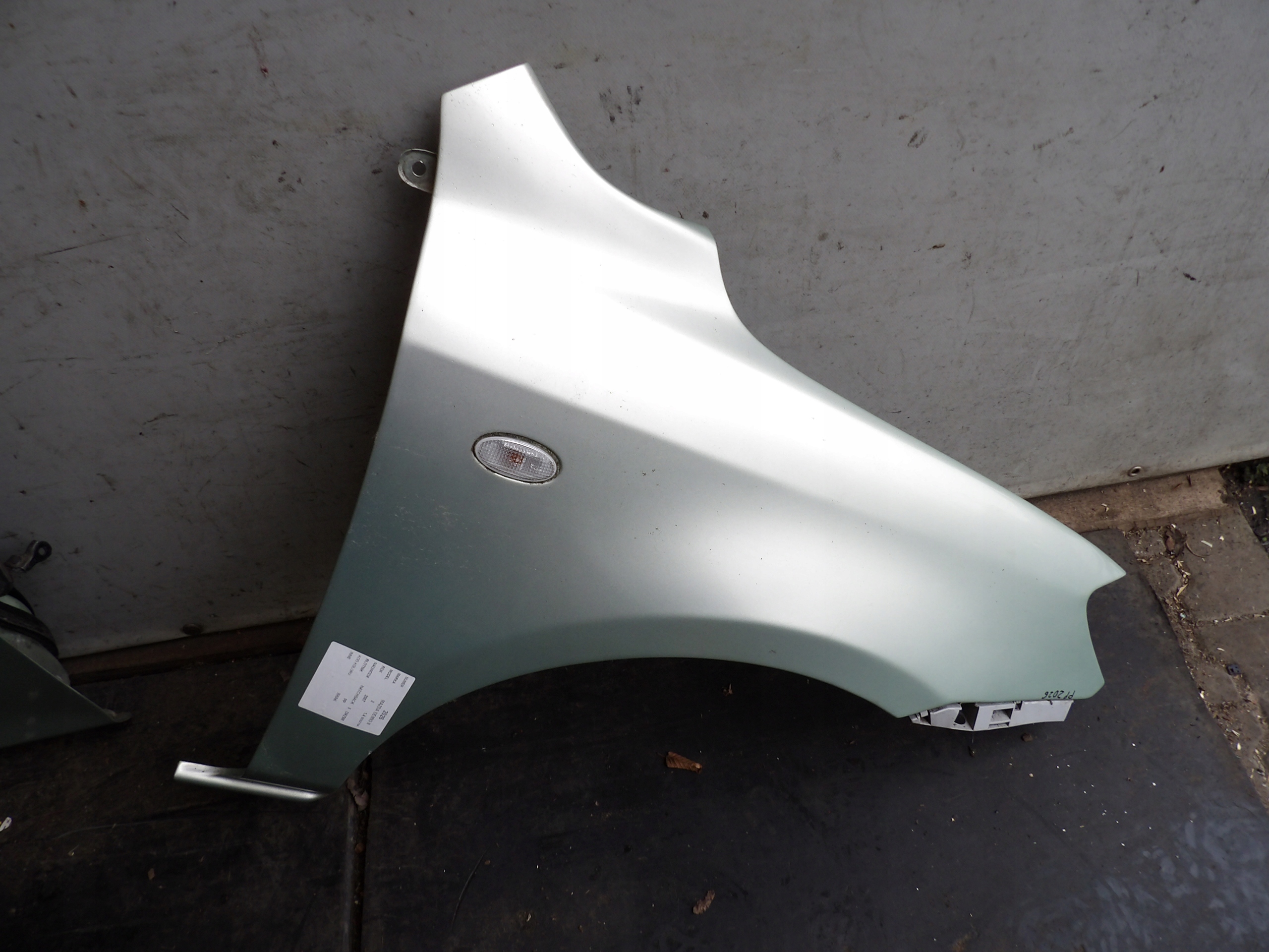 Mazda Demio II fender right