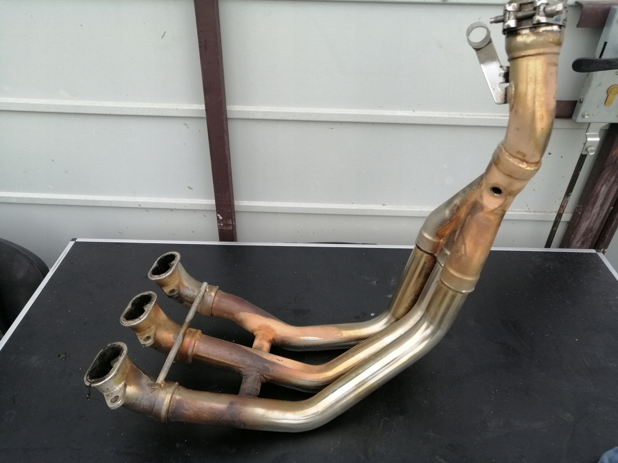 TRIUMPH SPEED TRIPLE 1050 KOLEKTOR WYDECH Producent Triumph OE