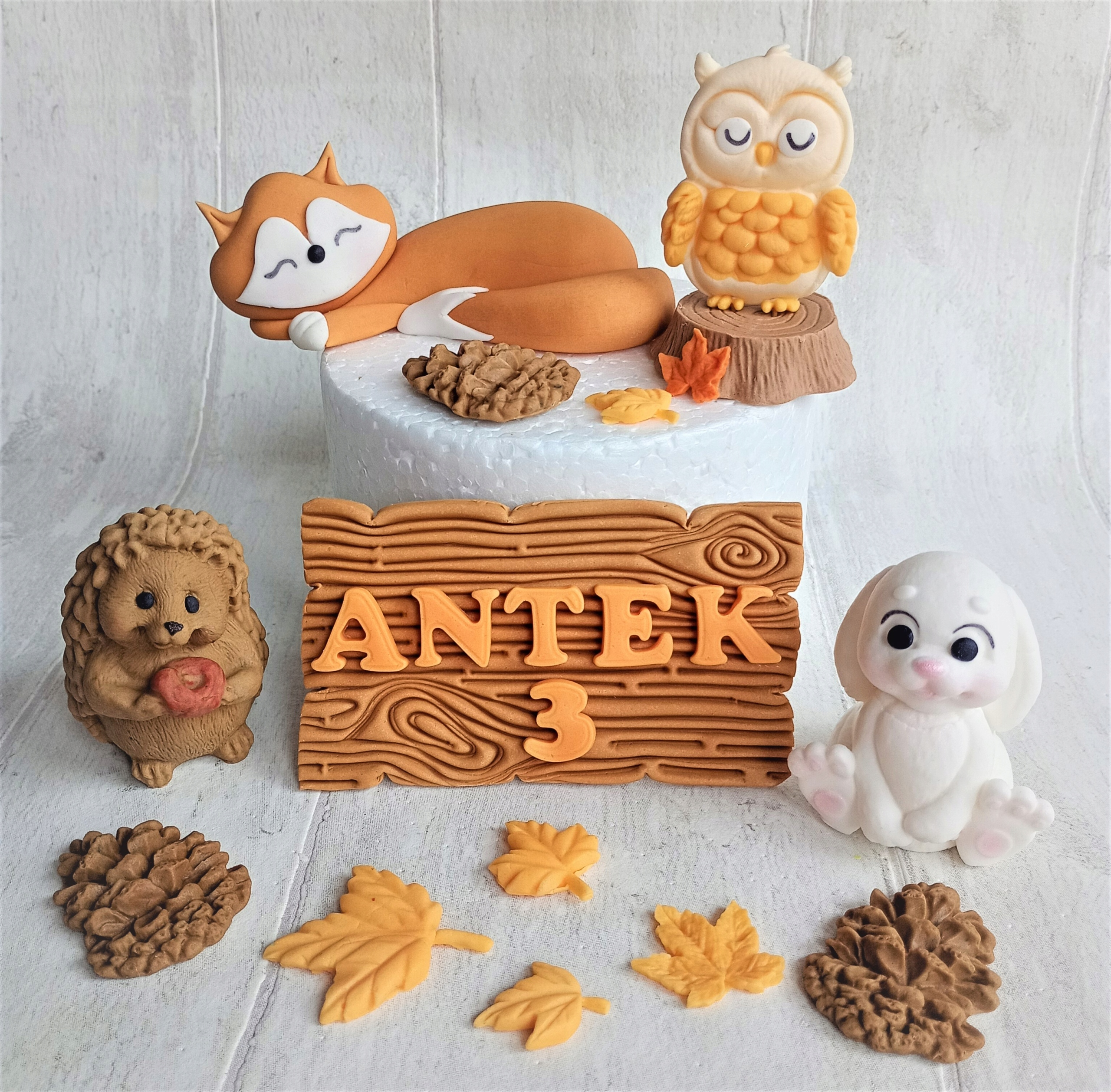 Zwierzątka leśne 4 figurki deseczka Zestaw figurek z masy cukrowej na tort