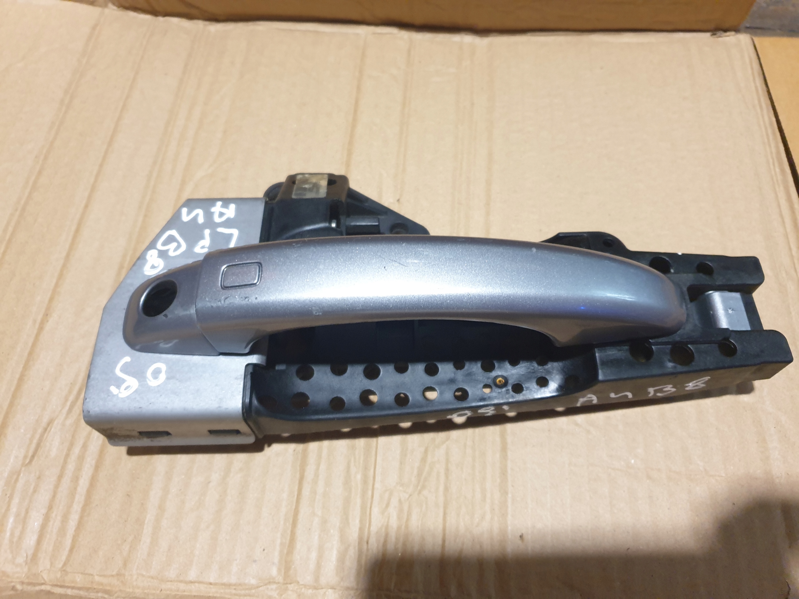handle left front door AUDI A4 A5 B8 2008- 8T0837885A