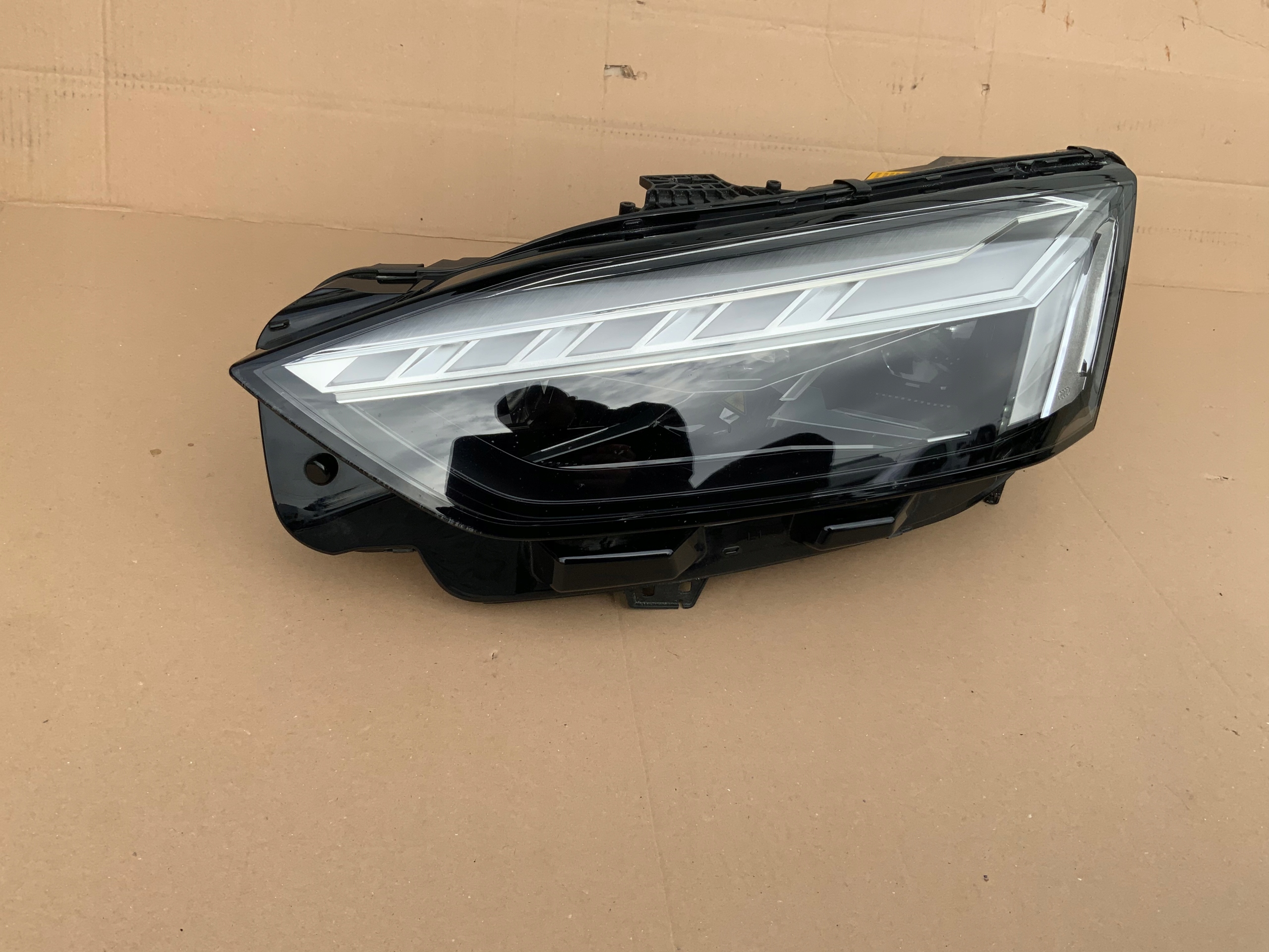 LAMPA LEWA PRZENIA AUDI A5 LED LASER 8W6941085 Producent części Audi OE