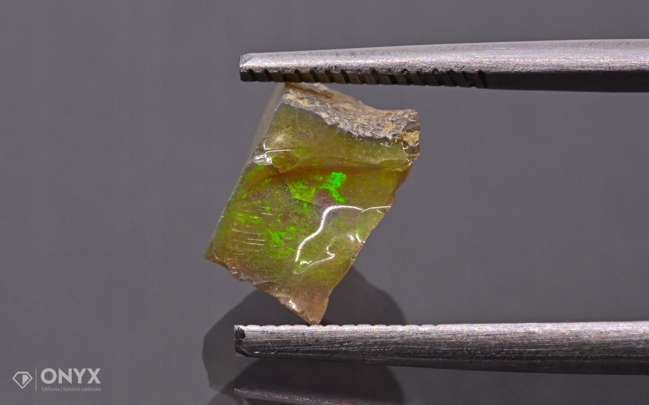 Opal z Etiopie hrudka 9x7 mm