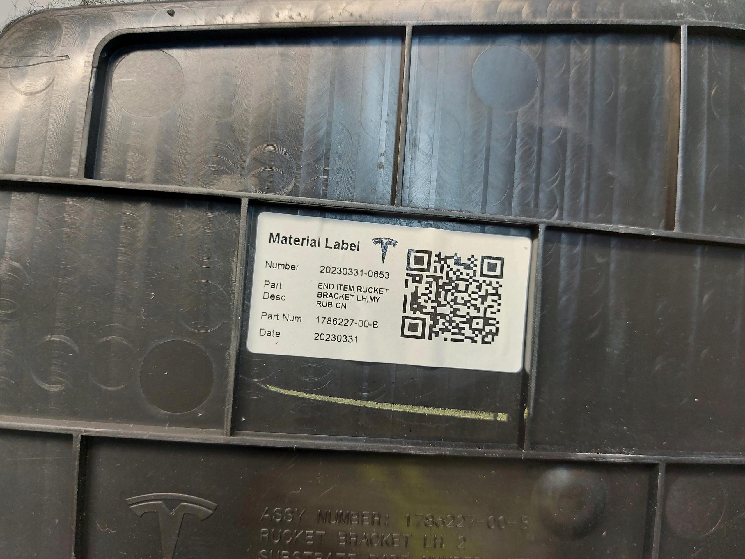 TESLA MODEL Y 2023r cover wneki boot rear part left 1786227-00-B