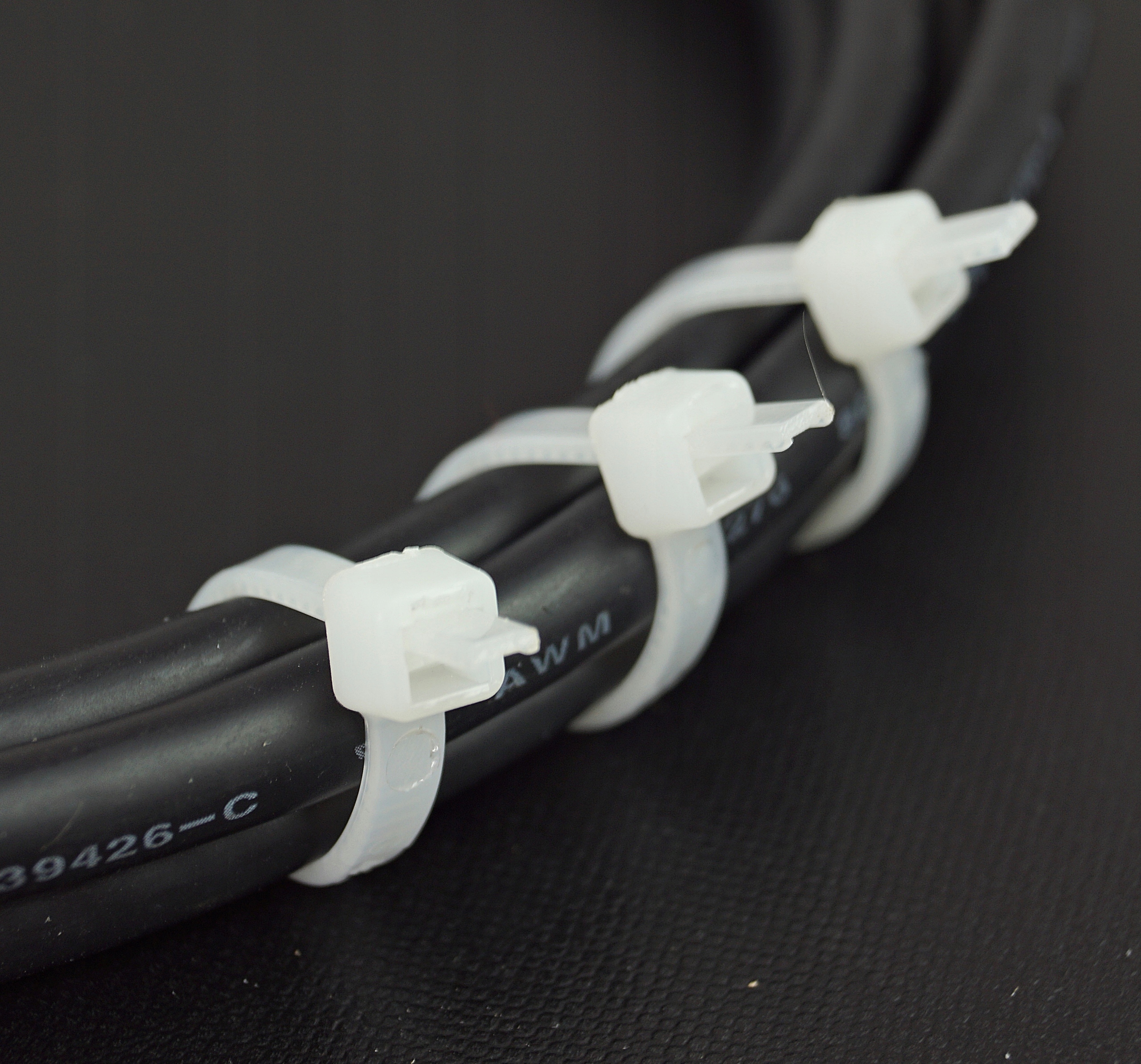 MOCNE OPASKI ZACISKOWE KABLOWE TRYTKI BIAŁE TAŚMA 2,5x120 100 SZT Długość 120 mm