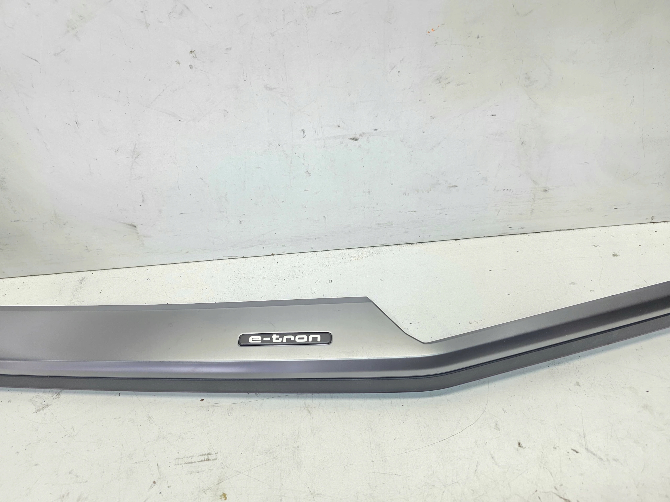 Moulage DEKOR du tableau de bord Console AUDI Q4 E-TRON 89C857189A Anglais
