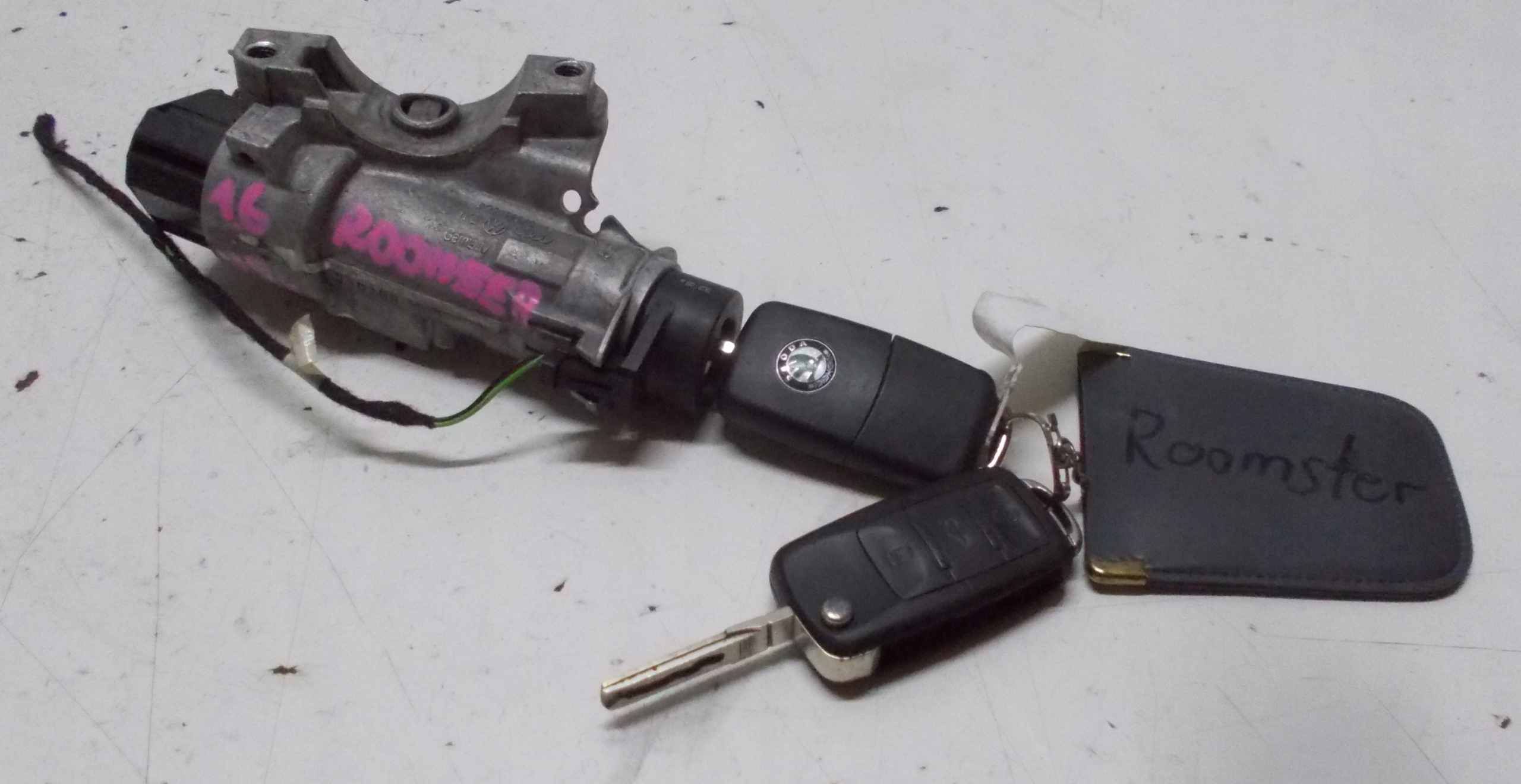 SKODA ROOMSTER 09R 1.6B ignition 2X key 4B0905851C