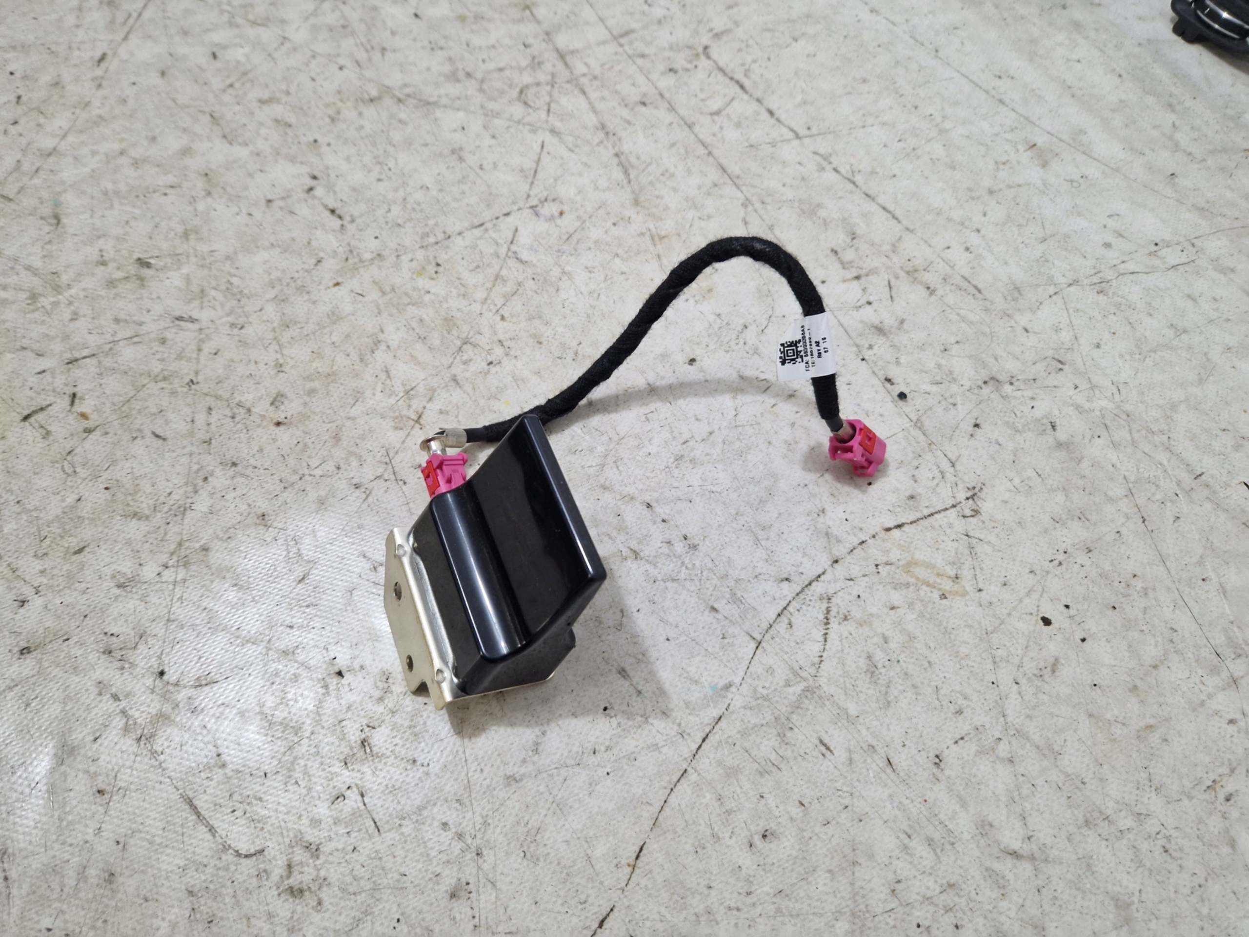 DODGE CHARGER 2019-ANTENA GPS verstärker antenne 68293977AA Original