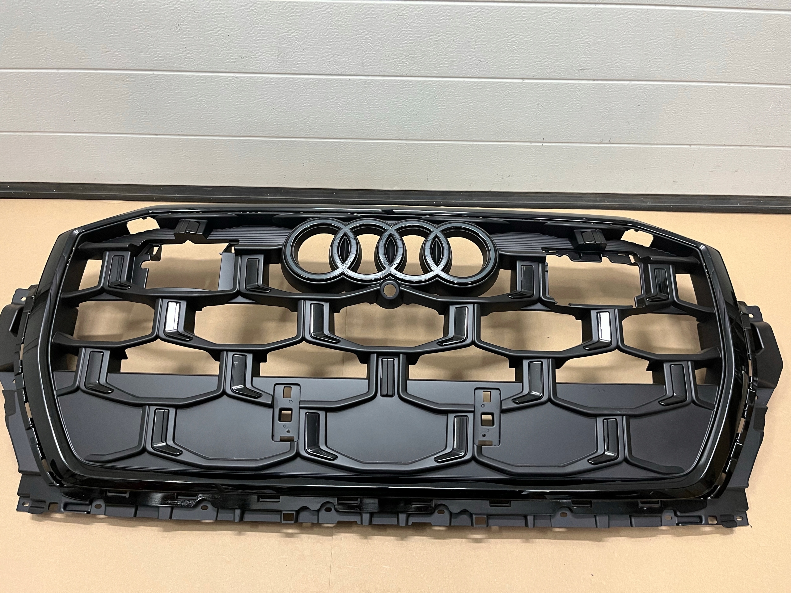 GRILL AUDI Q7 4M0 LIFT 2024 4M0853651BD ATRAPA ZDERZAKA AUDI Q7 II LIFT Wersja Europejska