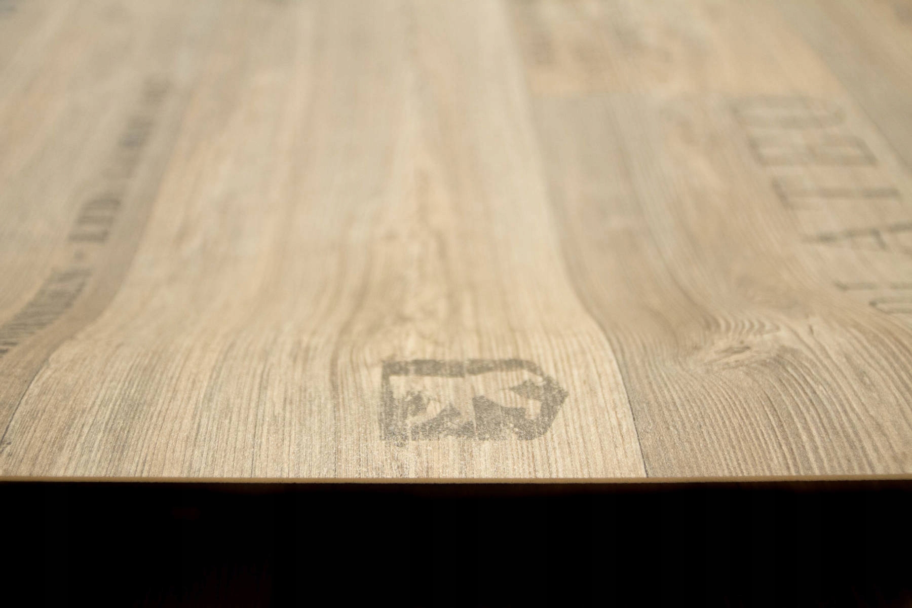 szer. 1,5 m GRUBA ELASTYCZNA WYKŁADZINA PCV PRESTO GUMOLEUM Z NAPISAMI Grubość 2.8 mm