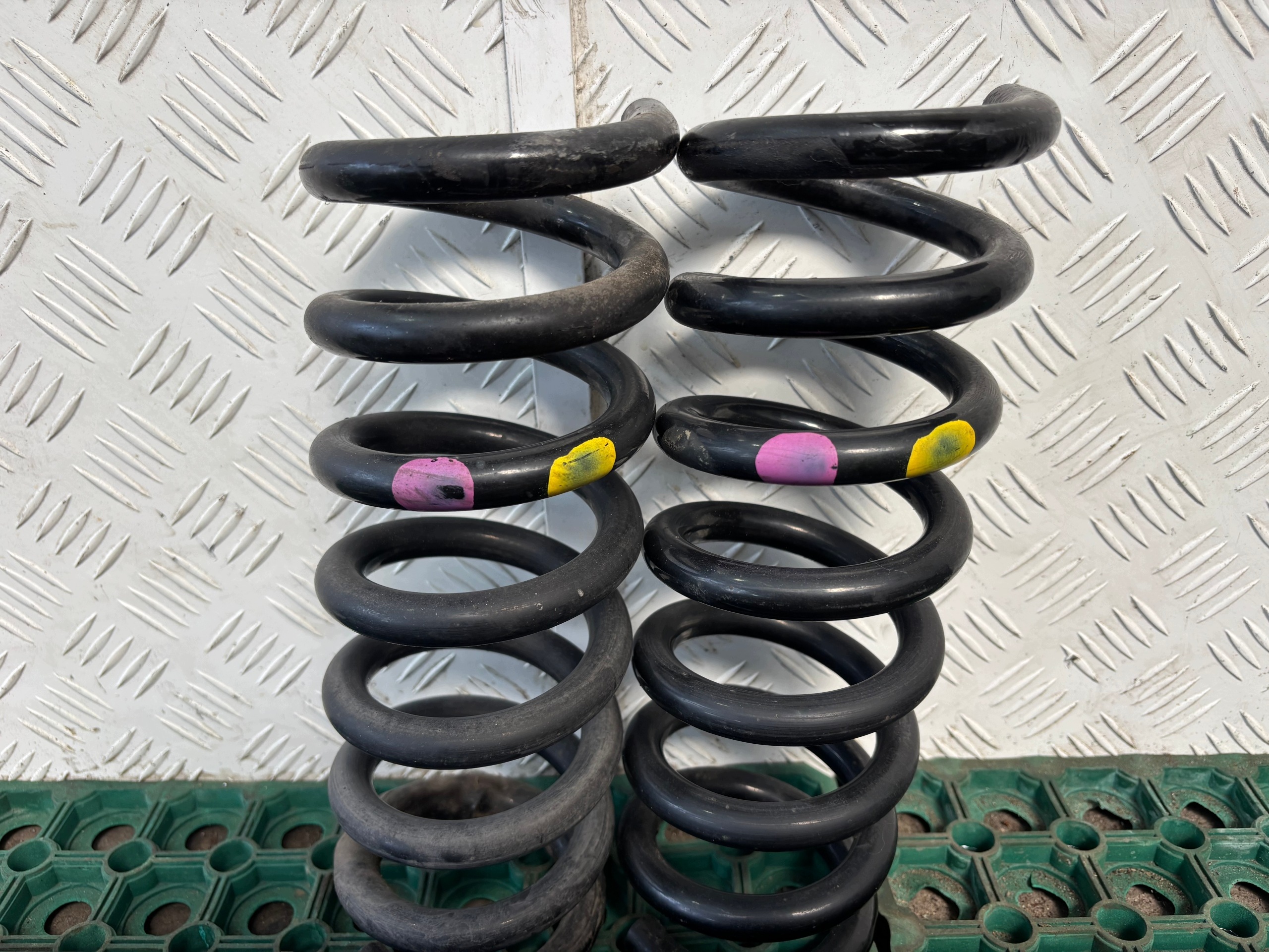 MERCEDES E-KLASA W207 09-16 shock absorbers rear. right left + springs running board