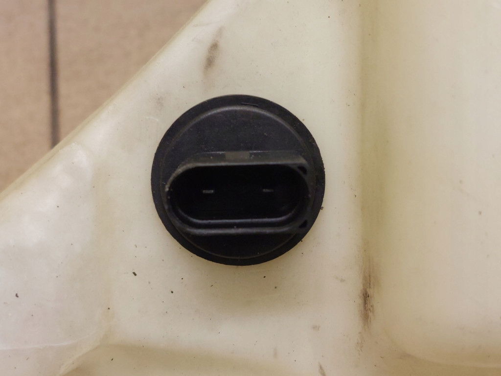 VW TOUAREG and V6 washer fluid tank 7L0955453D
