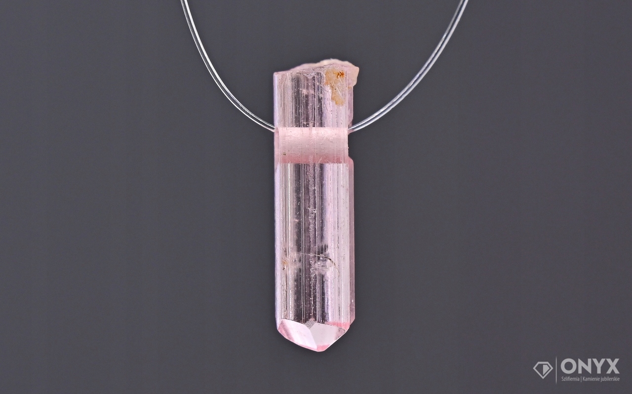 Turmalín provrtaný přírodní křišťál 12x4 mm