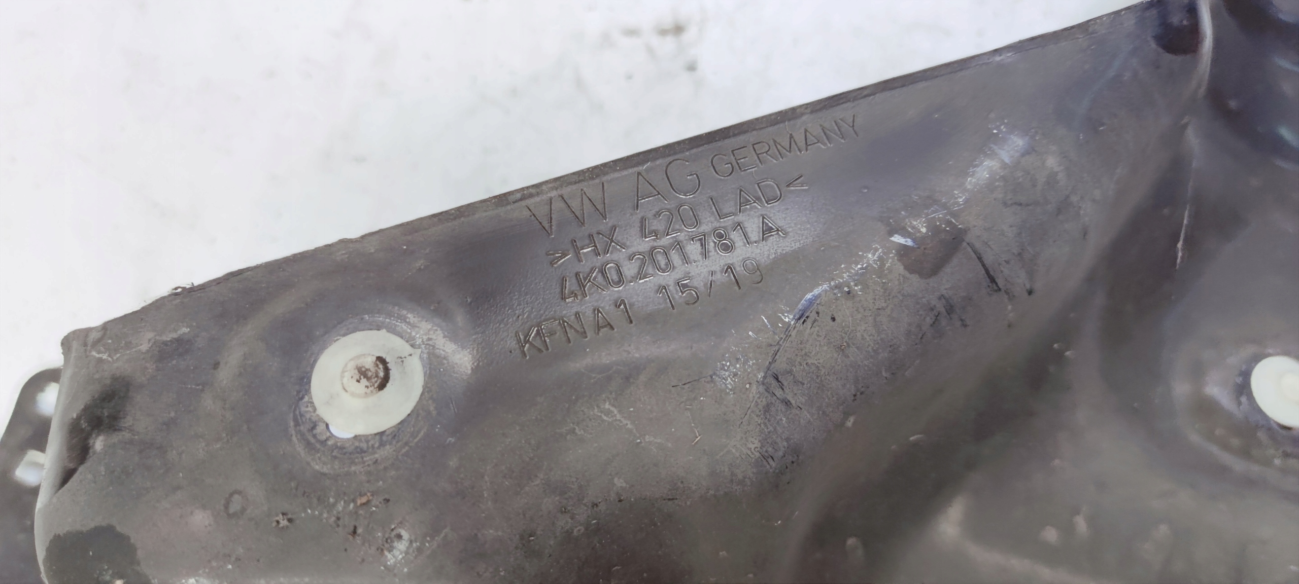 BLENDE ABDECKUNG BEHÄLTER DES KRAFTSTOFFSBEHÄLTERS AUDI A6 C8 A7 4K0201781A