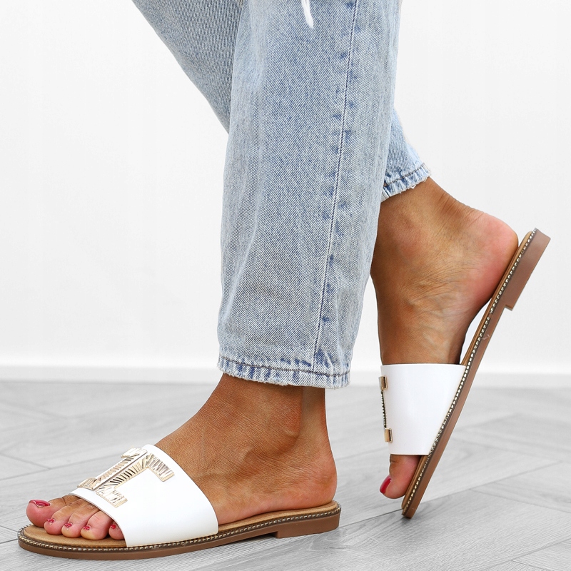 Białe klapki damskie lekkie eleganckie z klamrą BG142 r.39 Długość wkładki 25.5 cm